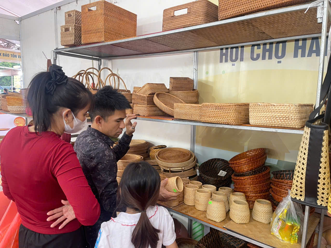 Khai mạc Hội chợ hàng công nghiệp nông thôn Thủ đô tại xã Trung Giã: Thúc đẩy liên kết sản xuất – tiêu thụ bền vững - ảnh 6