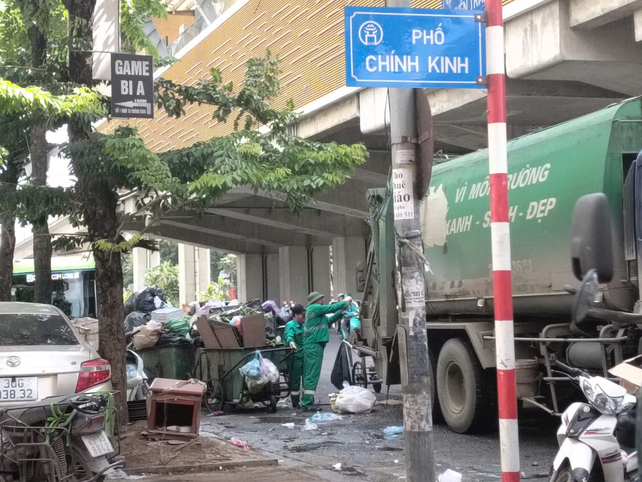 Nhiều điểm tập kết rác gây ô nhiễm môi trường trên địa bàn Hà Nội - ảnh 1