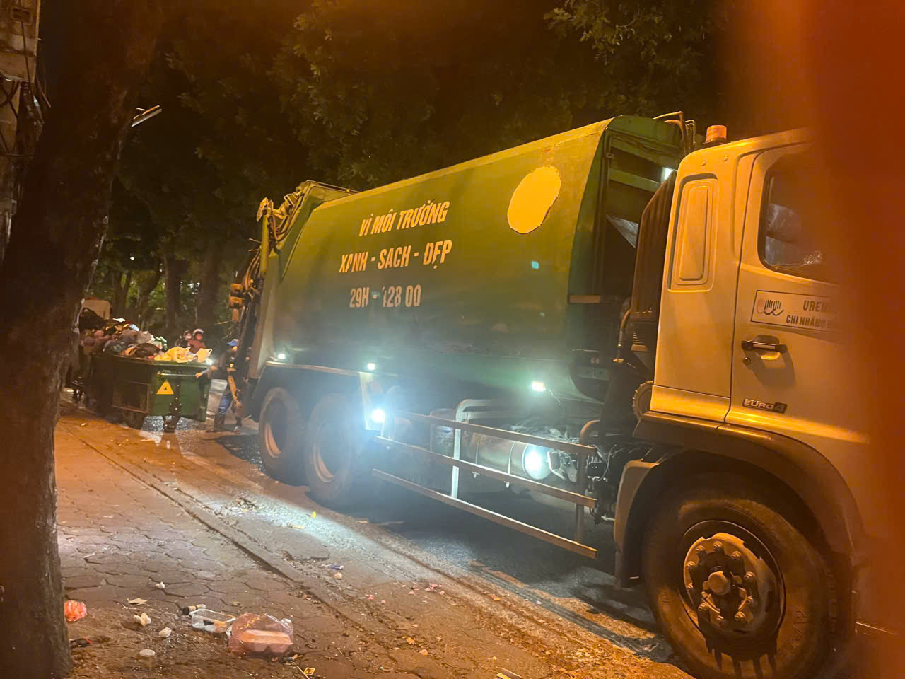 Nhiều điểm tập kết rác gây ô nhiễm môi trường trên địa bàn Hà Nội - ảnh 3