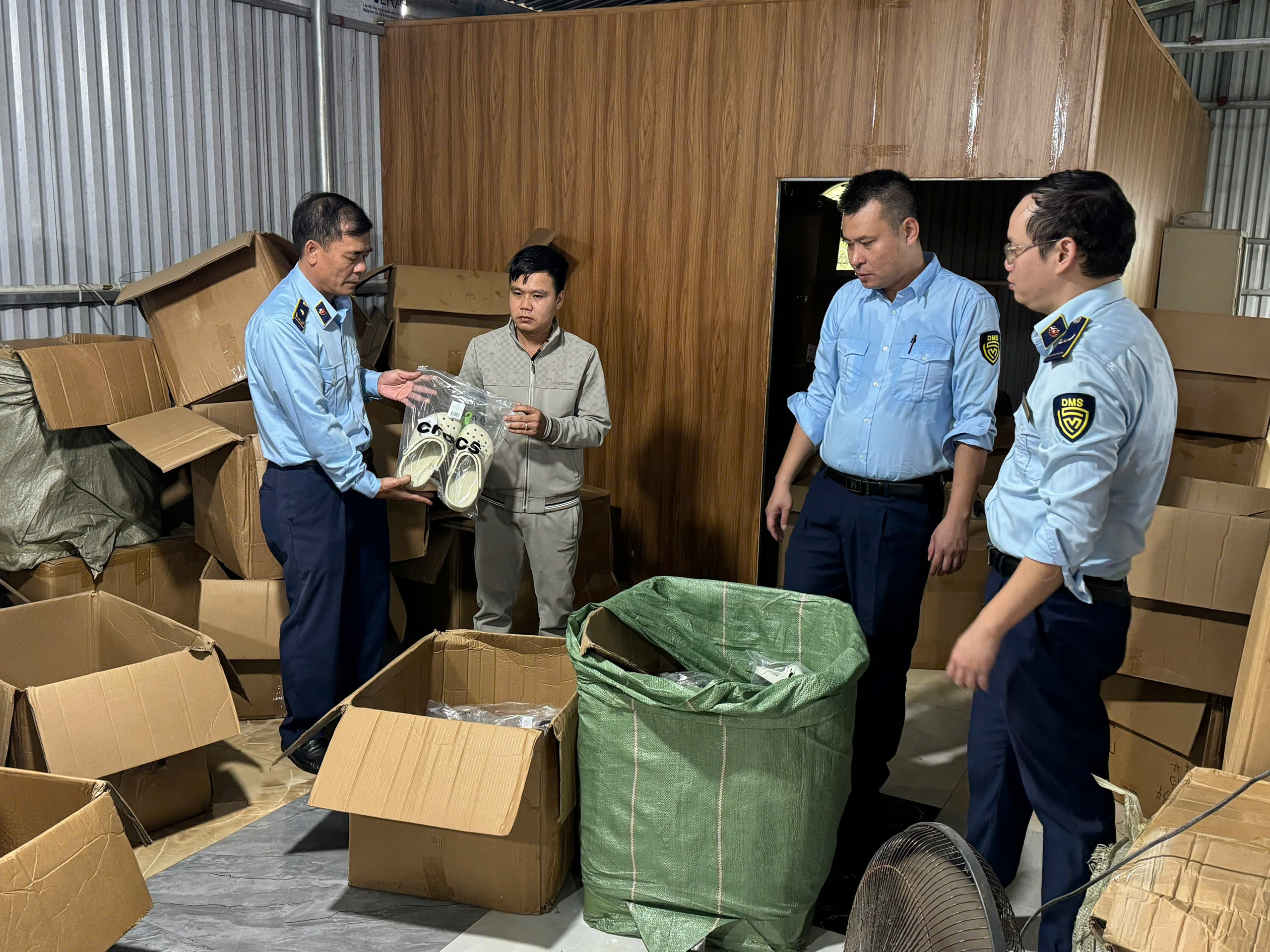 Cao điểm chống buôn lậu, gian lận thương mại và hàng giả dịp Tết - ảnh 1