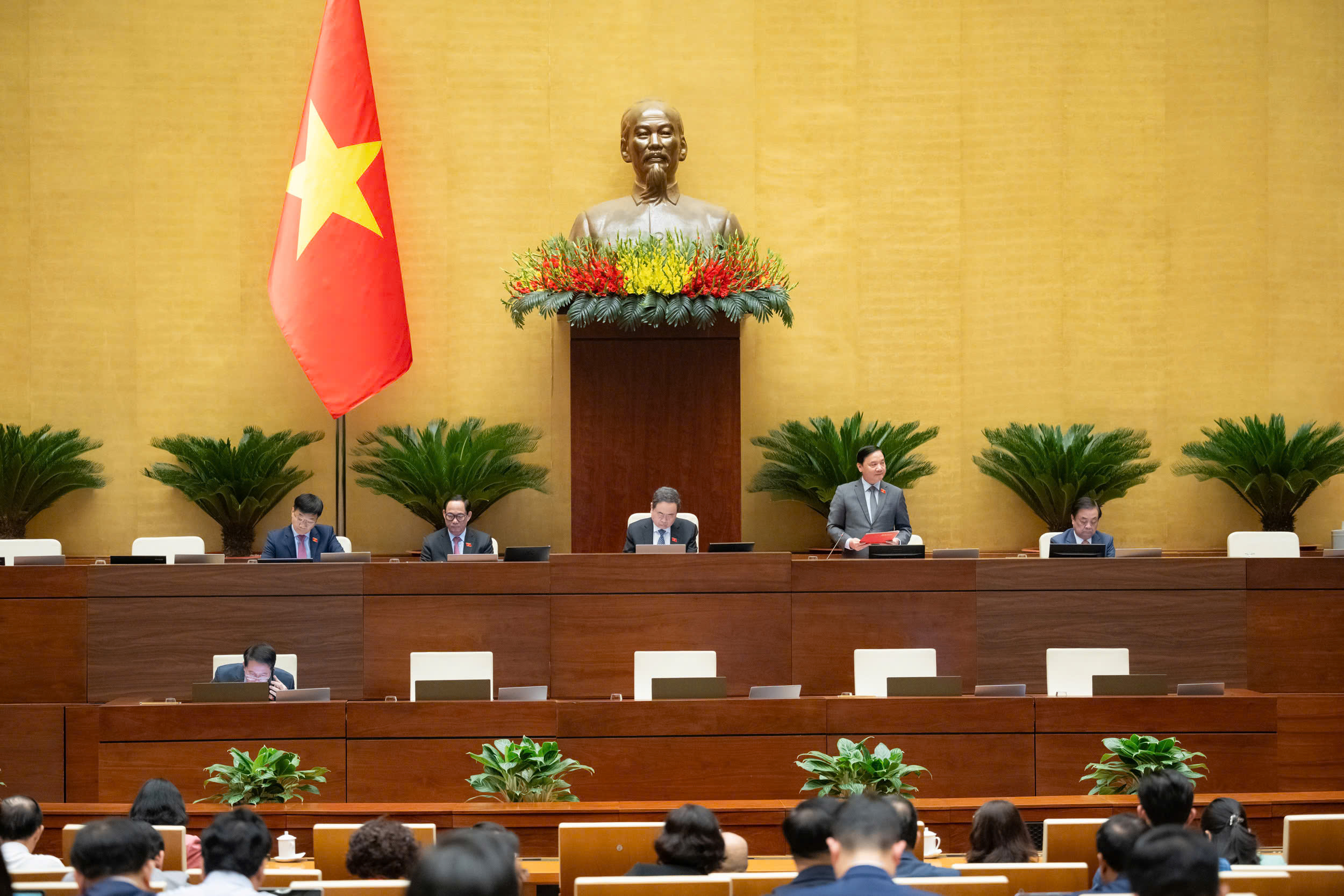 Quốc hội thông qua Luật Viên chức (sửa đổi) - ảnh 1