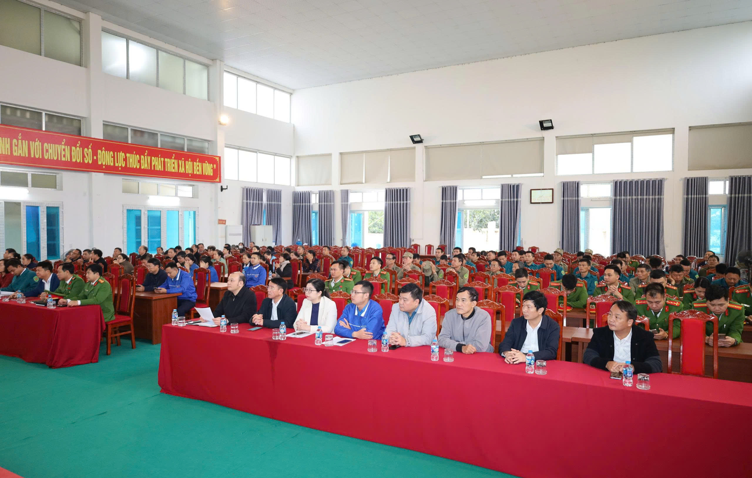 Phường Tùng Thiện ra quân đảm bảo trật tự đô thị - ảnh 1