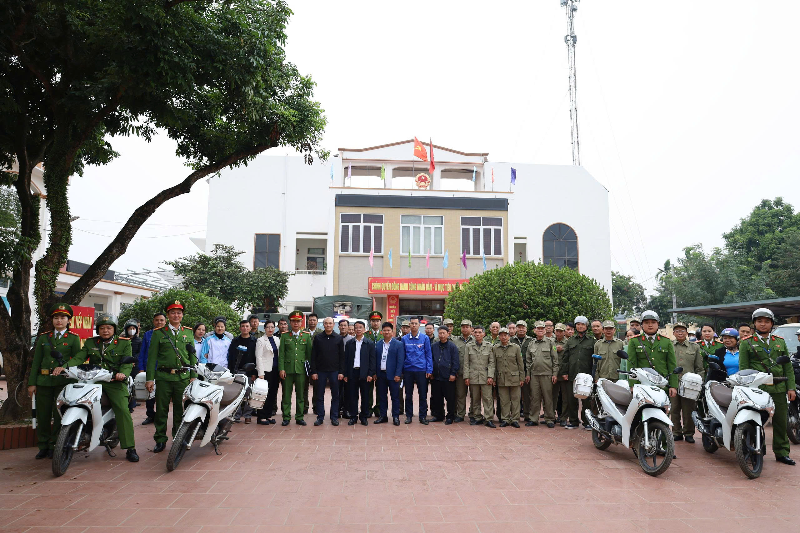 Phường Tùng Thiện ra quân đảm bảo trật tự đô thị - ảnh 3