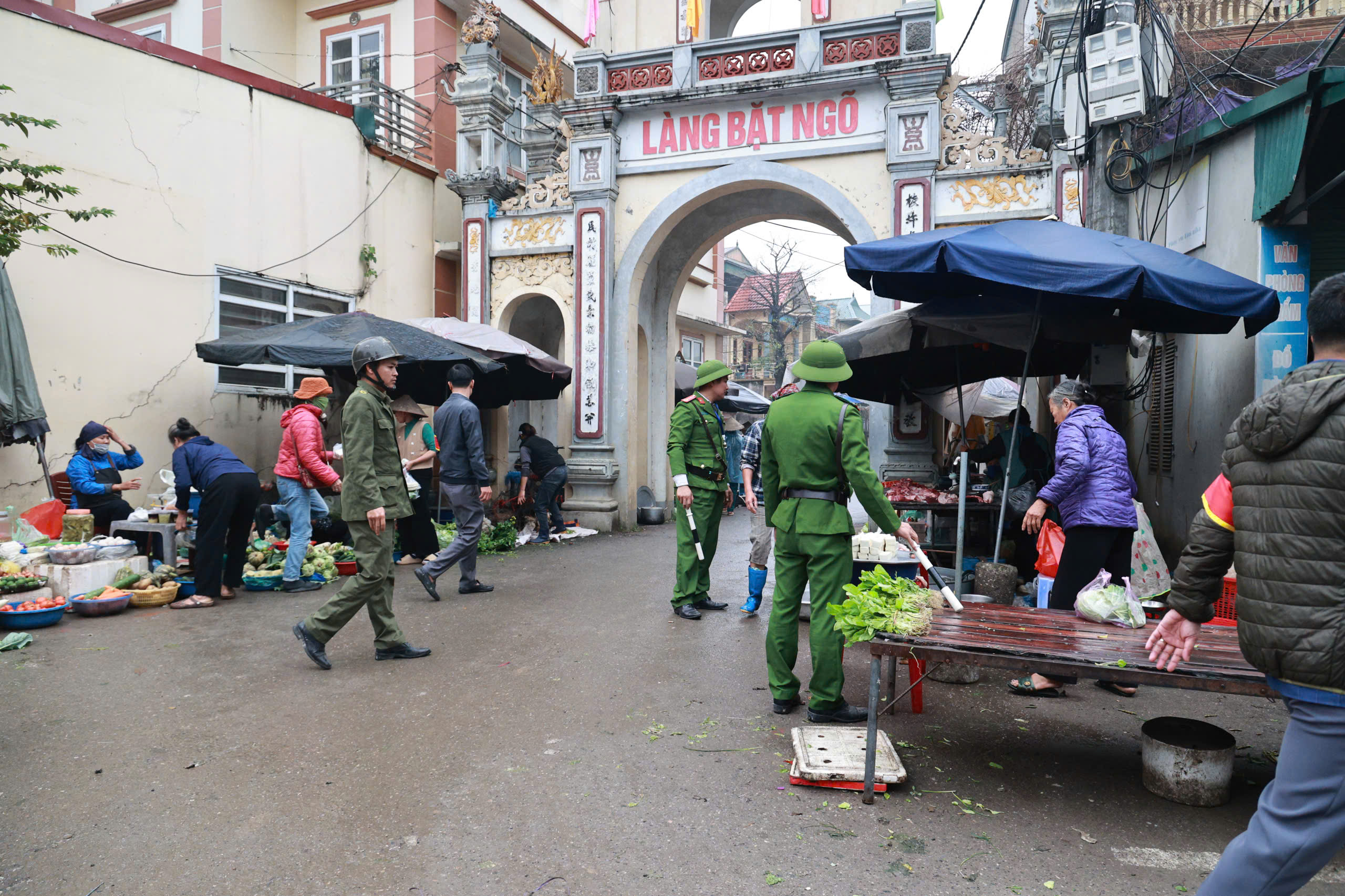 Xã Ứng Thiên ra quân kiểm tra, xử lý, đảm bảo trật tự đô thị  - ảnh 3