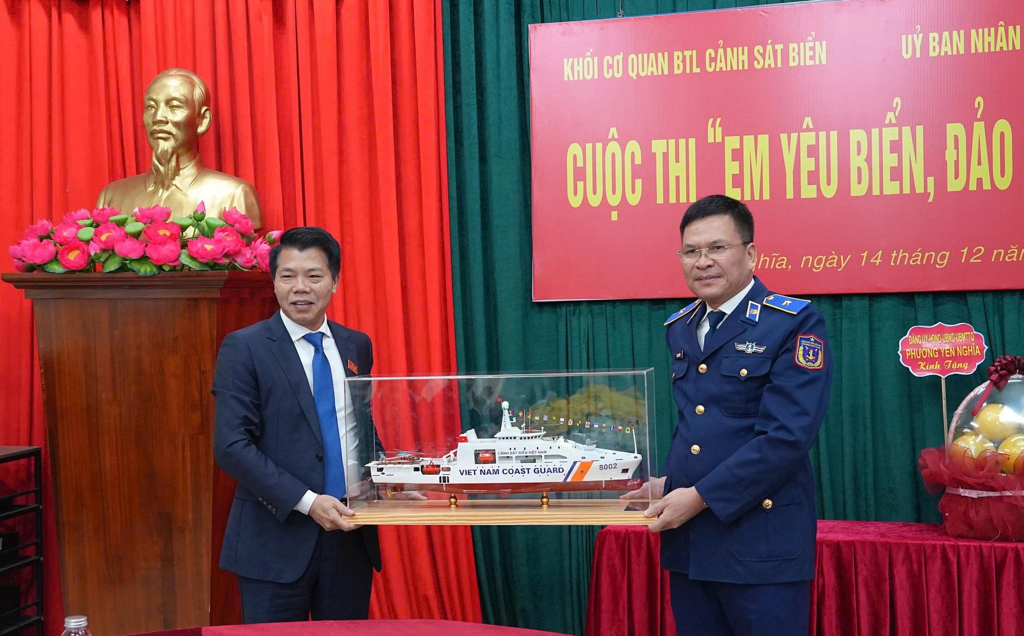 Nhiều phần quà được trao tại cuộc thi “Em yêu biển, đảo quê hương” tại phường Yên Nghĩa - ảnh 1