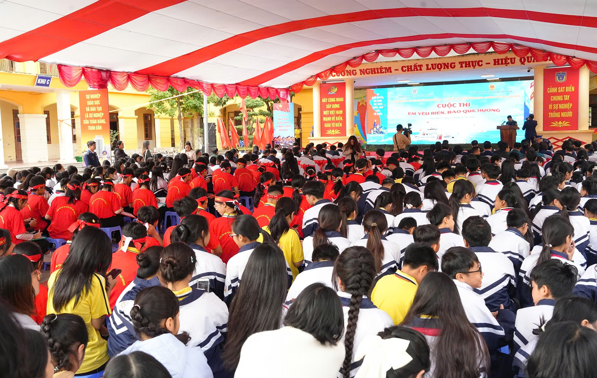 Nhiều phần quà được trao tại cuộc thi “Em yêu biển, đảo quê hương” tại phường Yên Nghĩa - ảnh 4