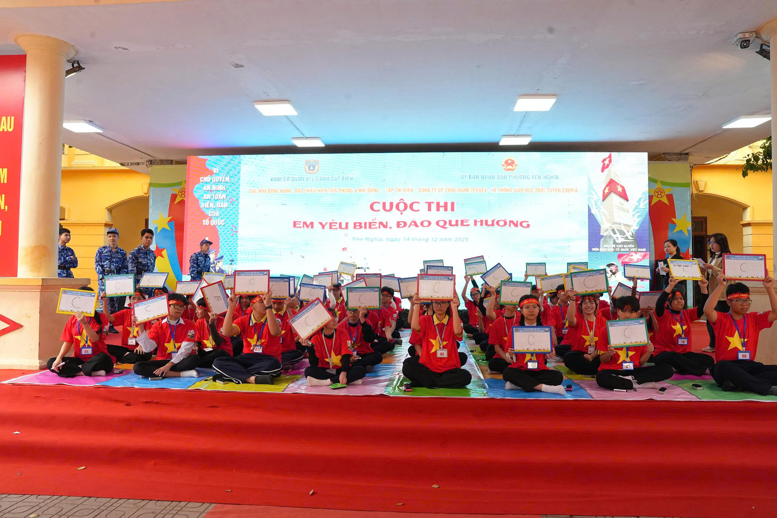 Nhiều phần quà được trao tại cuộc thi “Em yêu biển, đảo quê hương” tại phường Yên Nghĩa - ảnh 3