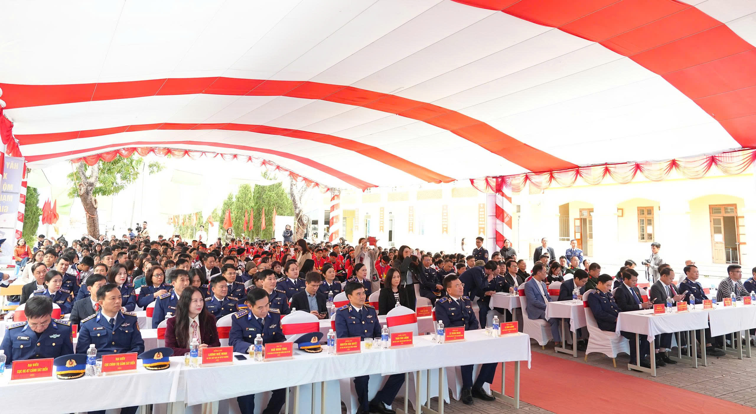 Nhiều phần quà được trao tại cuộc thi “Em yêu biển, đảo quê hương” tại phường Yên Nghĩa - ảnh 2