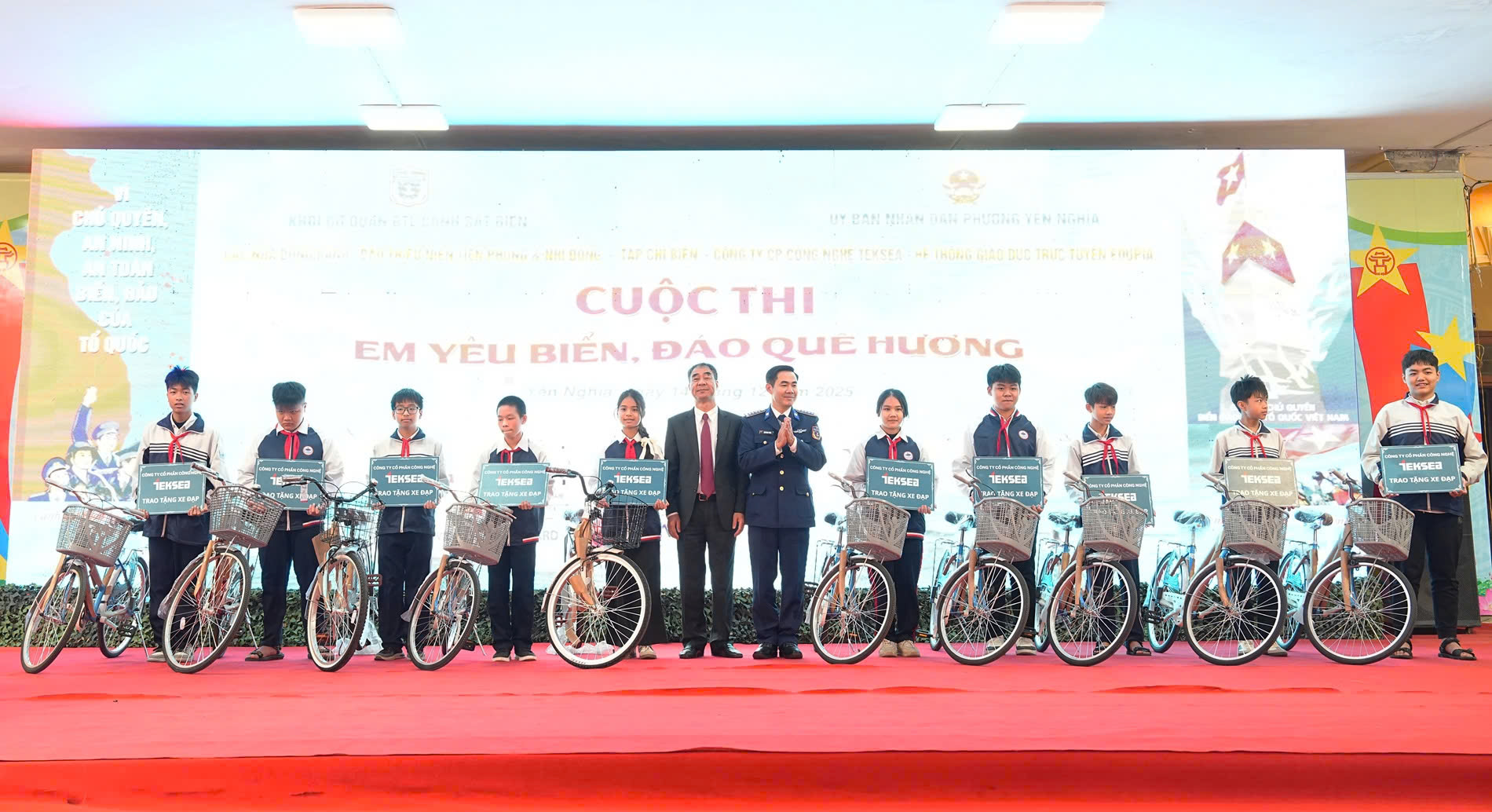 Nhiều phần quà được trao tại cuộc thi “Em yêu biển, đảo quê hương” tại phường Yên Nghĩa - ảnh 7