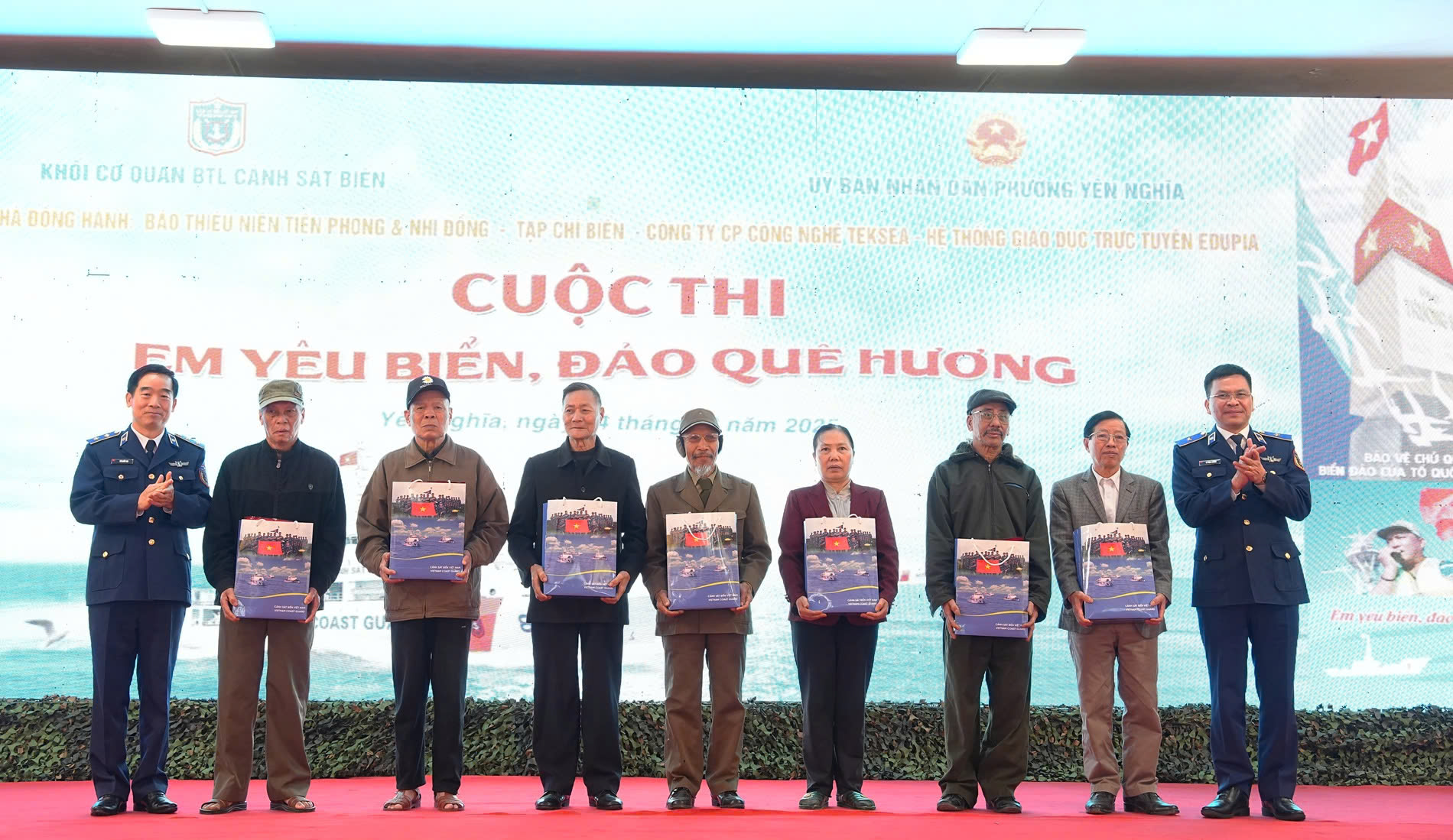 Nhiều phần quà được trao tại cuộc thi “Em yêu biển, đảo quê hương” tại phường Yên Nghĩa - ảnh 8