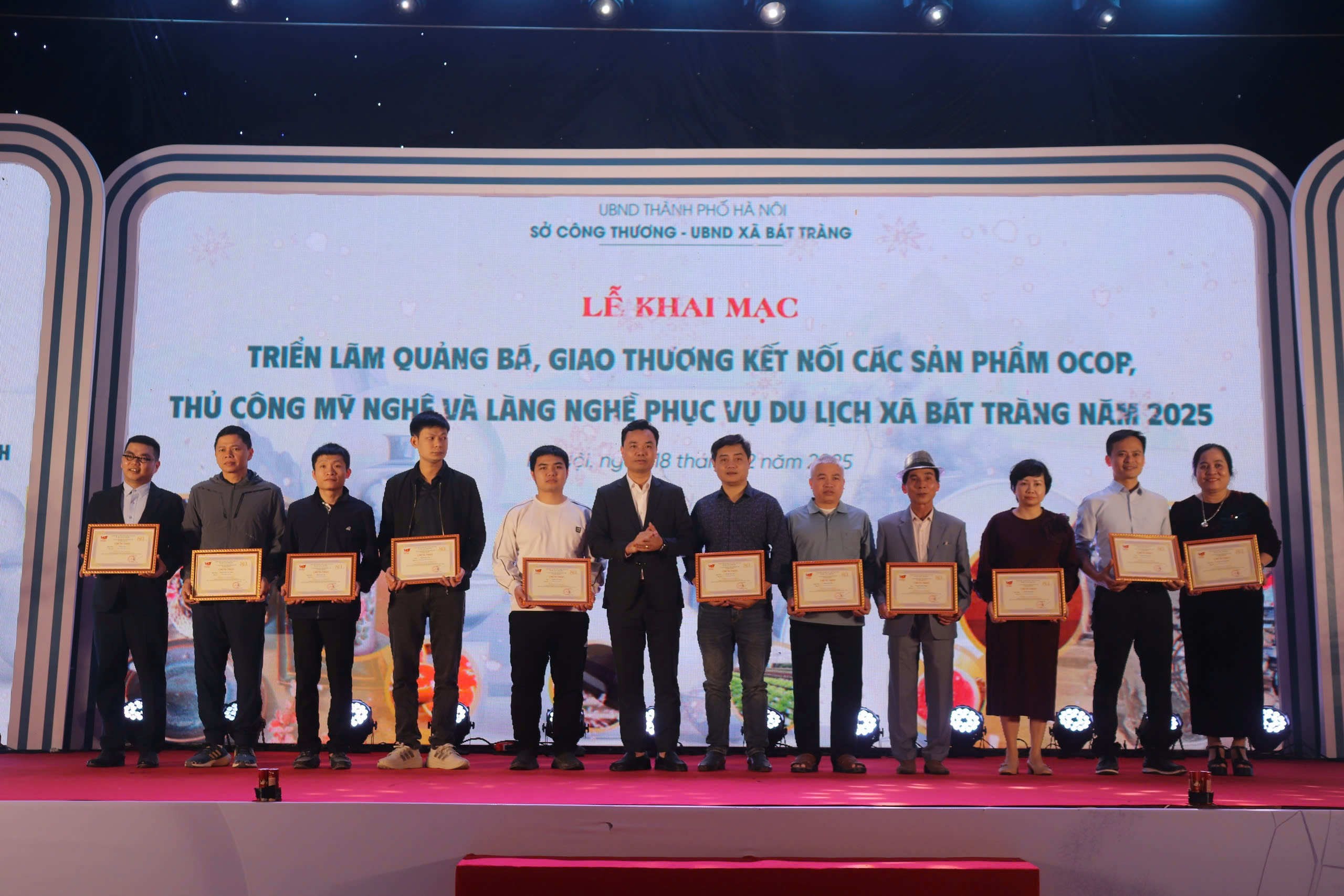 Khai mạc Triển lãm quảng bá, giao thương kết nối sản phẩm OCOP, thủ công mỹ nghệ Bát Tràng - ảnh 3