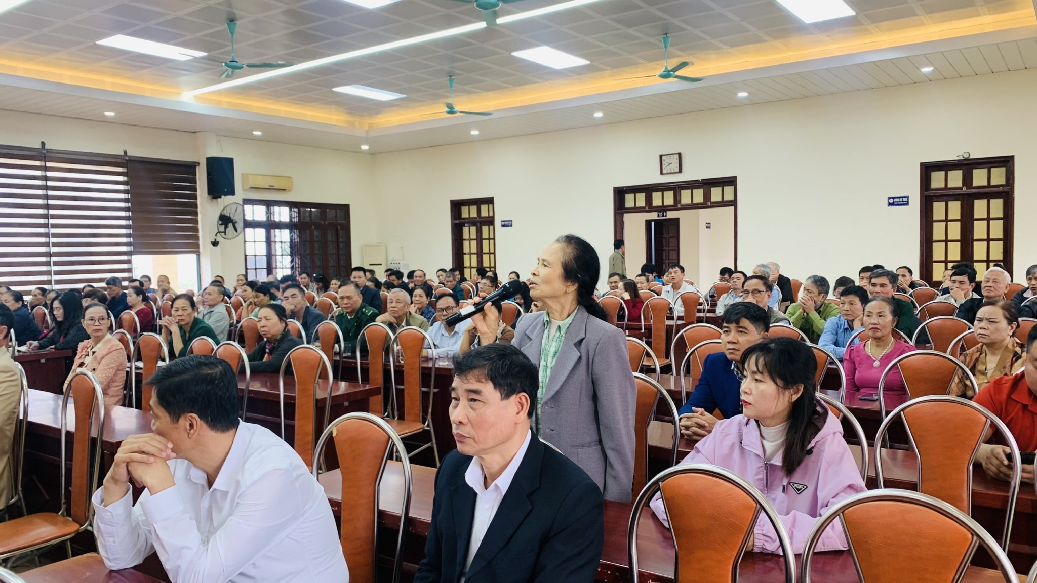 Cử tri tổ đại biểu 19 kiến nghị thành phố đẩy nhanh tiến độ các tuyến đường giao thông - ảnh 8