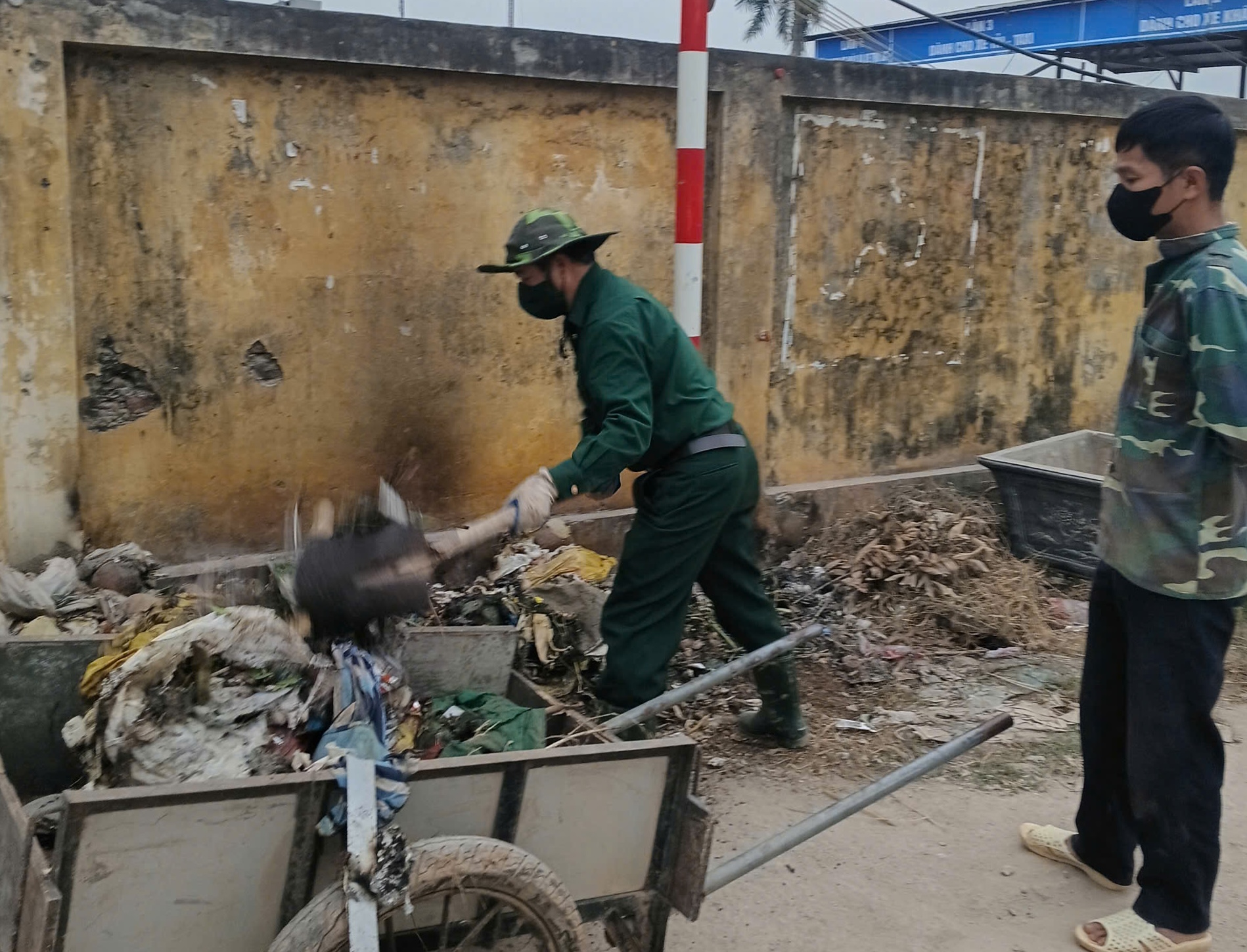 Phường Yên Nghĩa ra quân tổng vệ sinh môi trường mừng Xuân Bính Ngọ  - ảnh 6