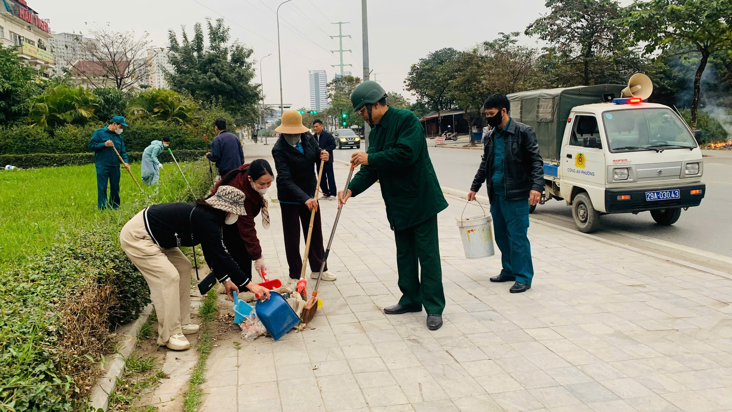 Phường Yên Nghĩa ra quân tổng vệ sinh môi trường mừng Xuân Bính Ngọ  - ảnh 1