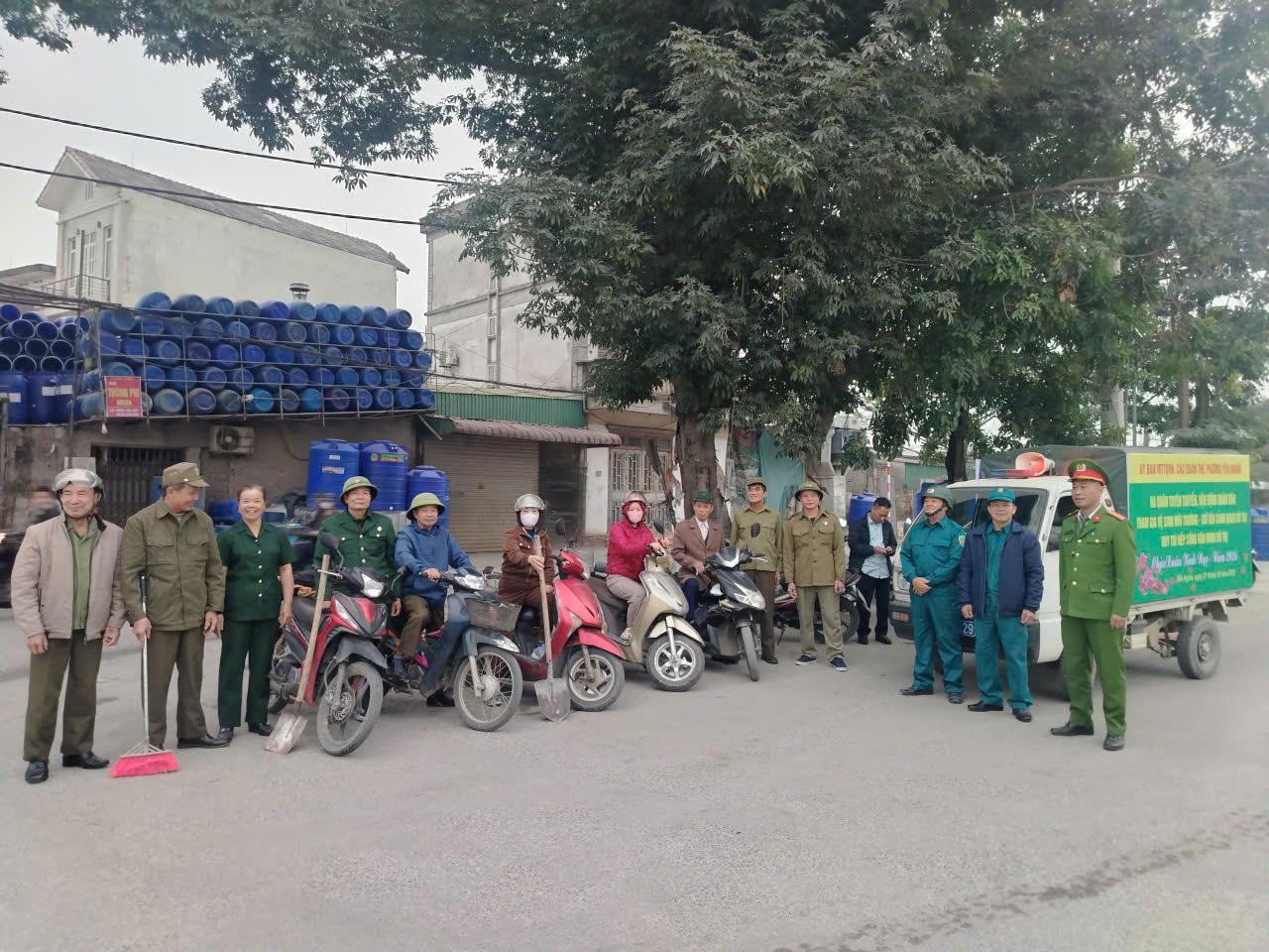 Phường Yên Nghĩa ra quân tổng vệ sinh môi trường mừng Xuân Bính Ngọ  - ảnh 7