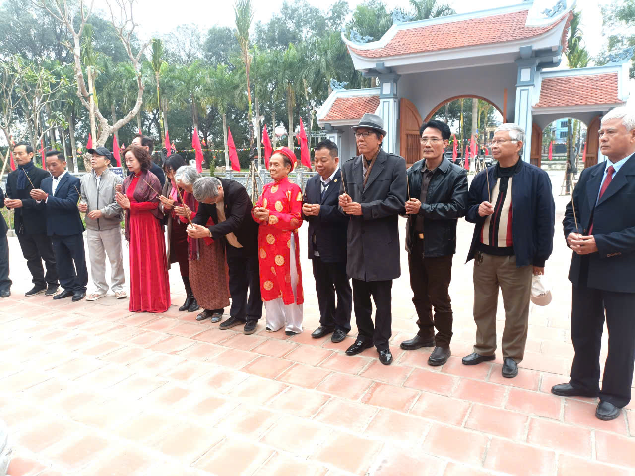 Đoàn đại biểu Hội đồng họ Bùi Việt Nam thăm Khu lưu niệm Bùi Bằng Đoàn tại thôn Bặt Chùa, xã Ứng Thiên - ảnh 1