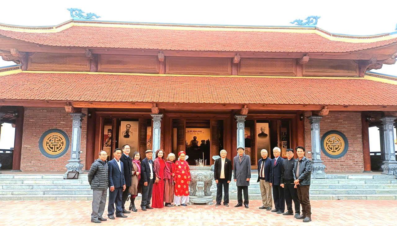 Đoàn đại biểu Hội đồng họ Bùi Việt Nam thăm Khu lưu niệm Bùi Bằng Đoàn tại thôn Bặt Chùa, xã Ứng Thiên - ảnh 3