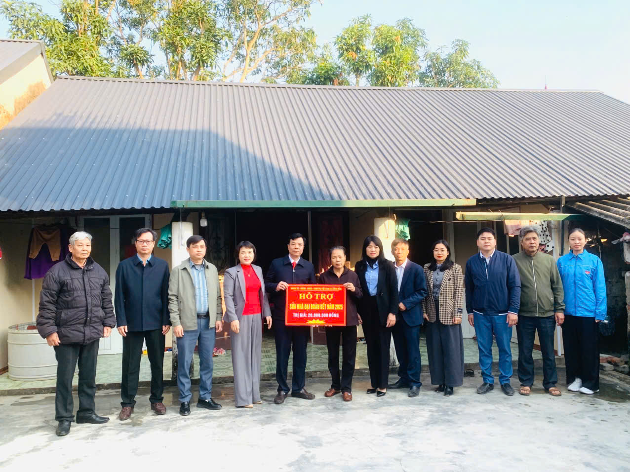 Xã Ứng Hòa trao kinh phí hỗ trợ xây, sửa chữa nhà “Đại đoàn kết” cho 8 hộ gia đình có hoàn cảnh khó khăn - ảnh 1