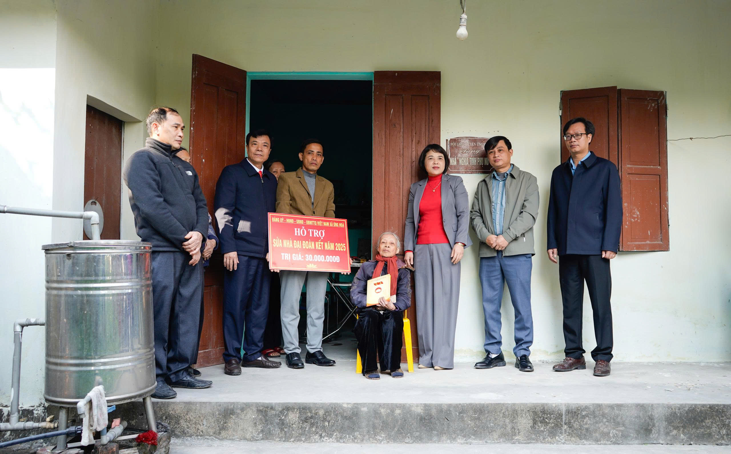 Xã Ứng Hòa trao kinh phí hỗ trợ xây, sửa chữa nhà “Đại đoàn kết” cho 8 hộ gia đình có hoàn cảnh khó khăn - ảnh 5