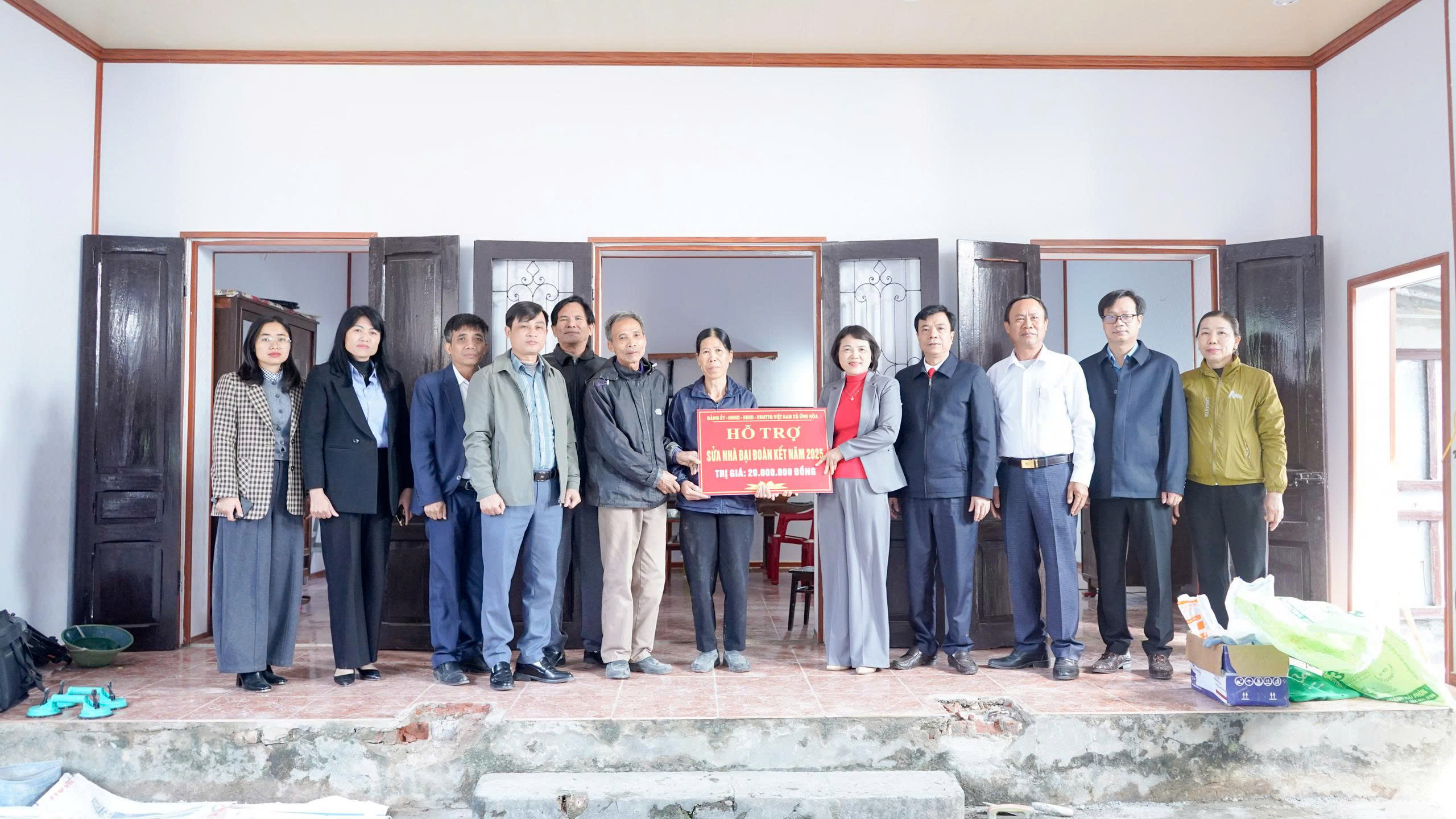 Xã Ứng Hòa trao kinh phí hỗ trợ xây, sửa chữa nhà “Đại đoàn kết” cho 8 hộ gia đình có hoàn cảnh khó khăn - ảnh 6