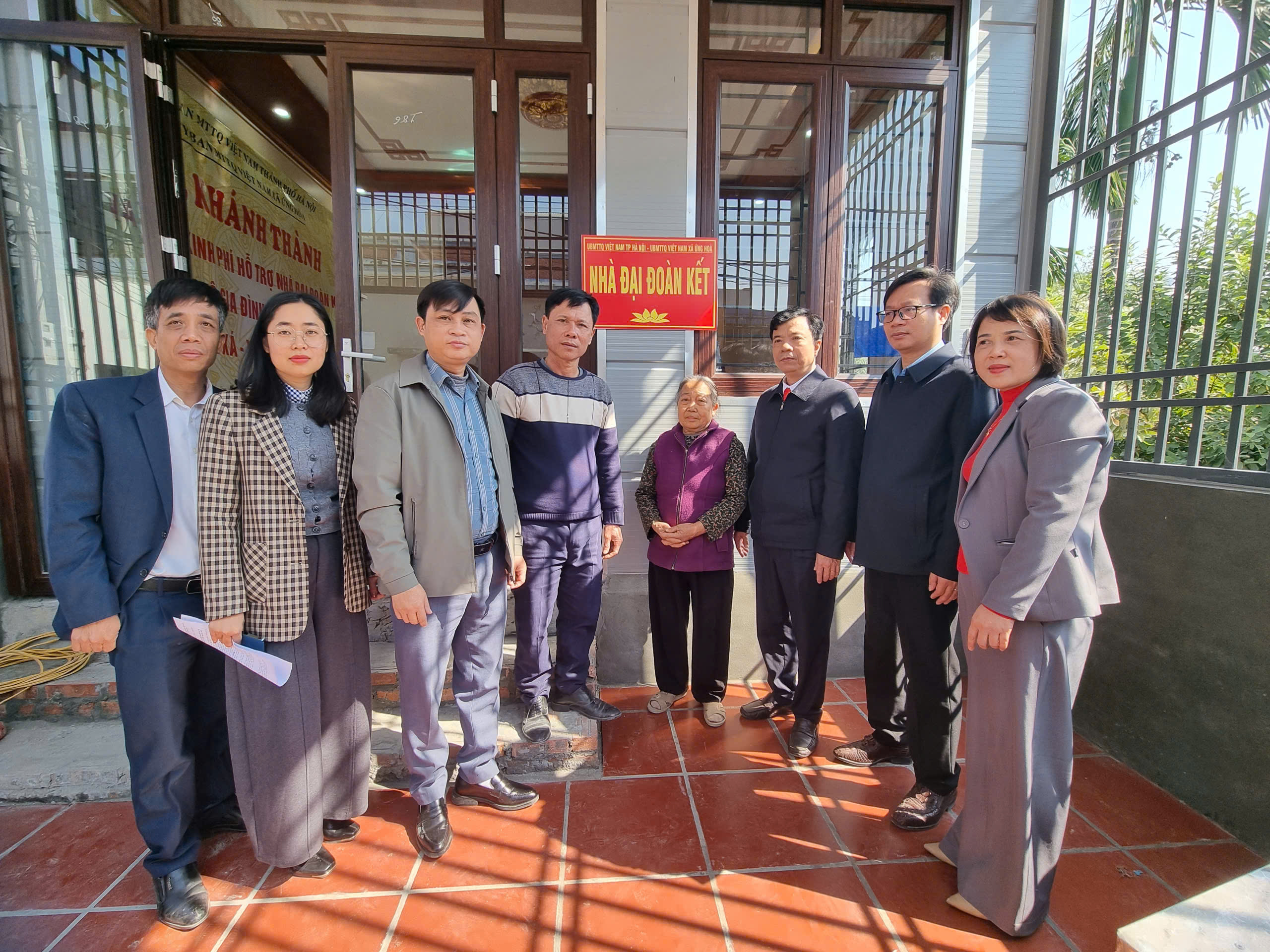 Xã Ứng Hòa trao kinh phí hỗ trợ xây, sửa chữa nhà “Đại đoàn kết” cho 8 hộ gia đình có hoàn cảnh khó khăn - ảnh 2