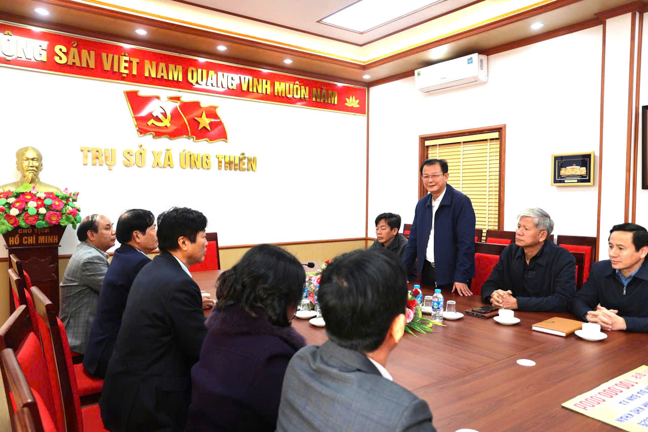 Hội đồng hương Ứng Hòa tại Hà Nội trao tặng quà Tết trị giá 100 triệu đồng cho các gia đình có hoàn cảnh khó khăn xã Ứng Thiên - ảnh 2