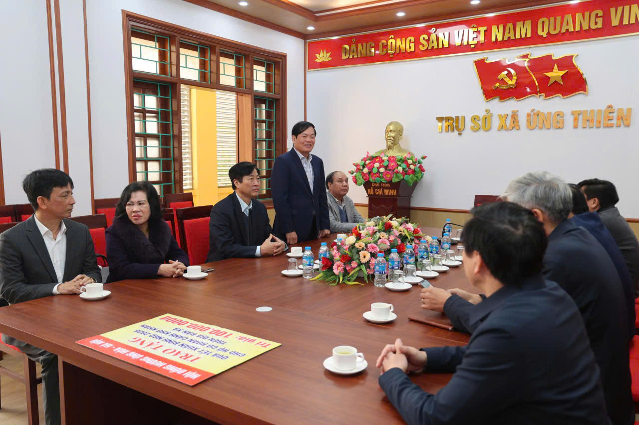 Hội đồng hương Ứng Hòa tại Hà Nội trao tặng quà Tết trị giá 100 triệu đồng cho các gia đình có hoàn cảnh khó khăn xã Ứng Thiên - ảnh 1