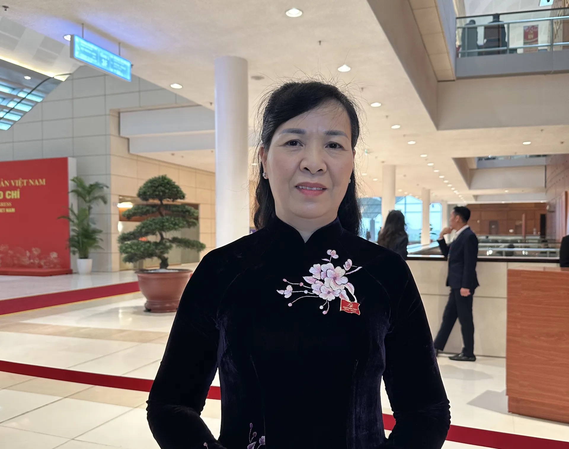 Các nữ đại biểu chia sẻ bên hành lang niềm tin kỳ vọng vào Đại hội Đảng XIV - ảnh 1