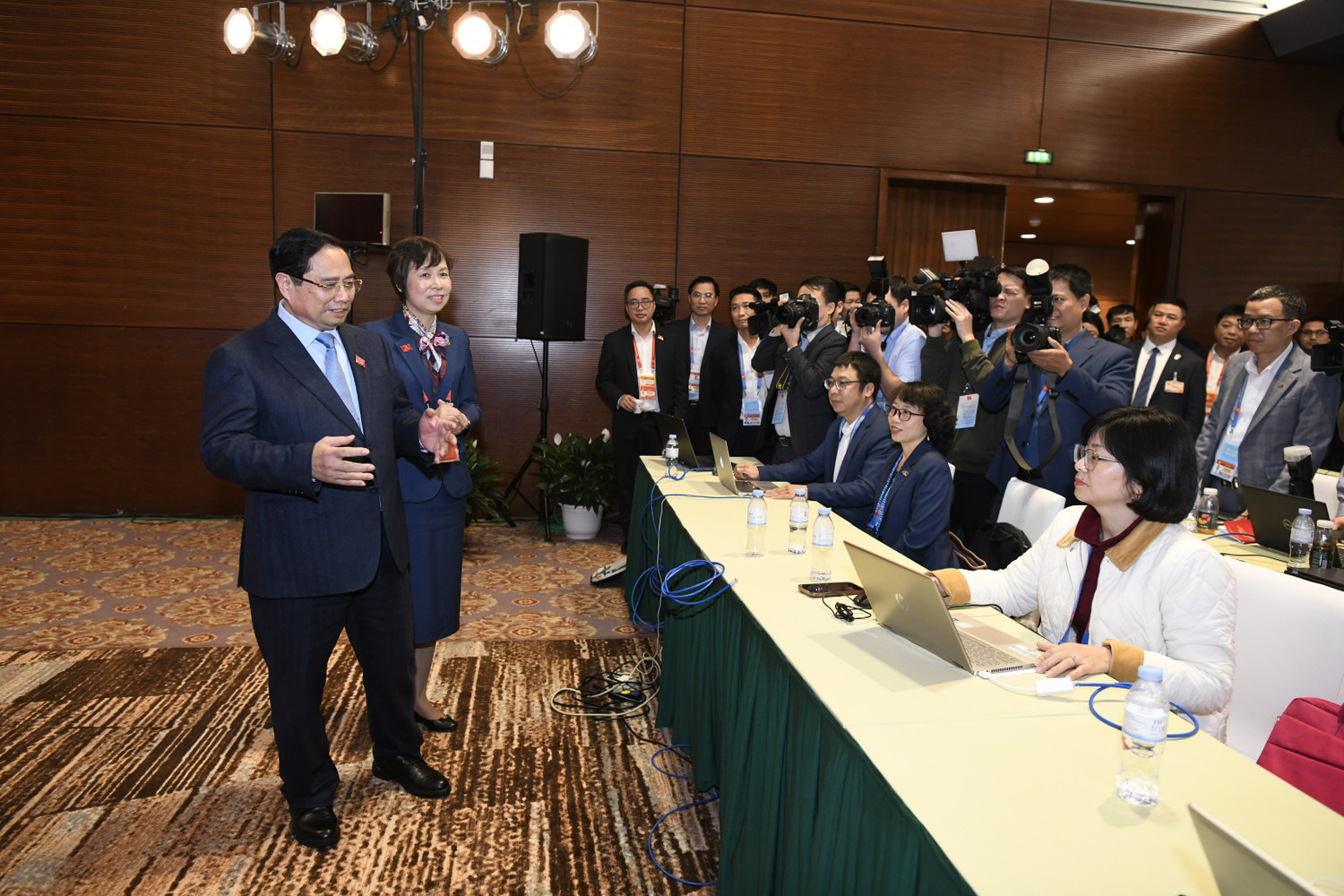 Thủ tướng Phạm Minh Chính thăm, động viên phóng viên báo chí tác nghiệp tại Đại hội Đảng lần thứ XIV - ảnh 2