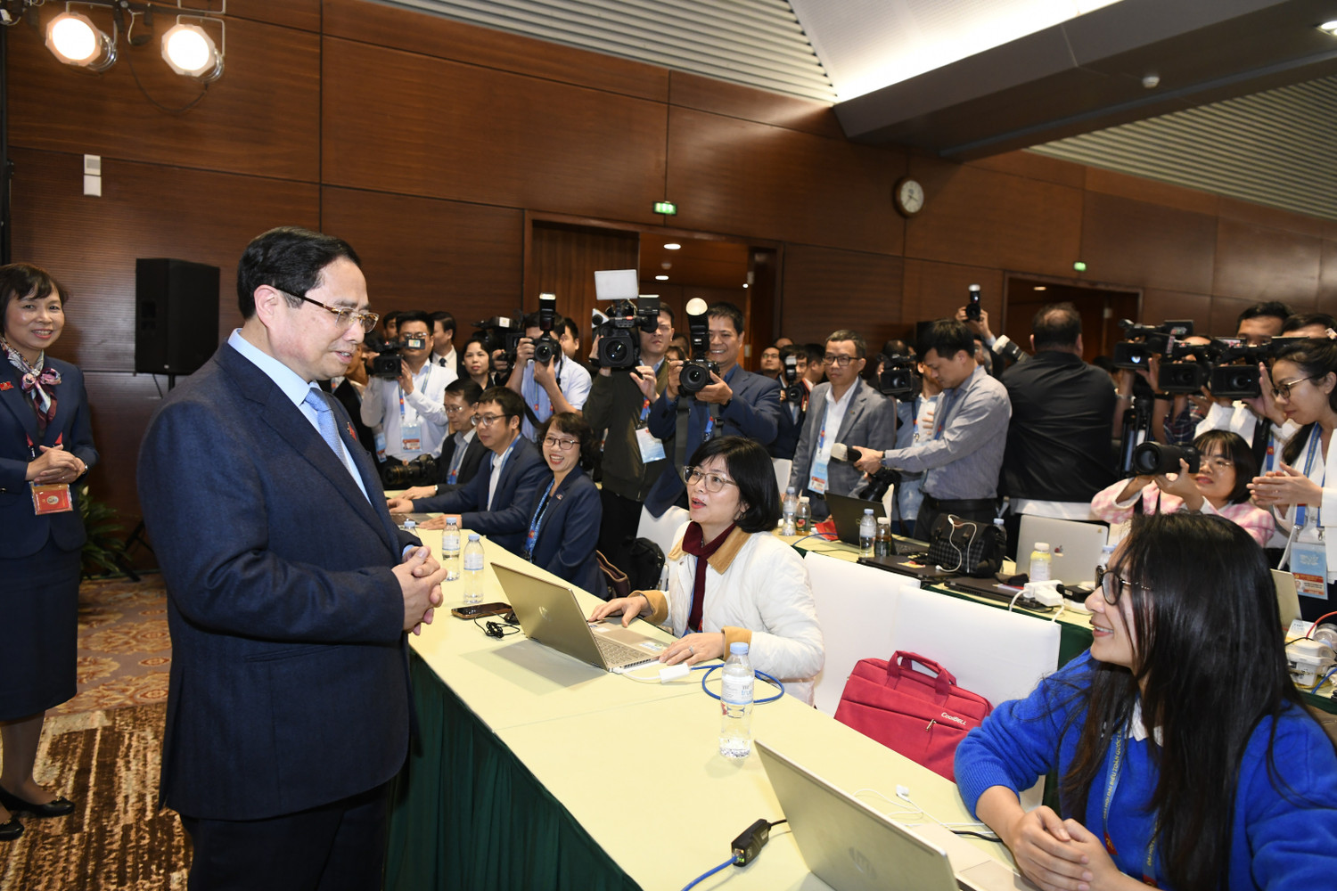 Thủ tướng Phạm Minh Chính thăm, động viên phóng viên báo chí tác nghiệp tại Đại hội Đảng lần thứ XIV - ảnh 1