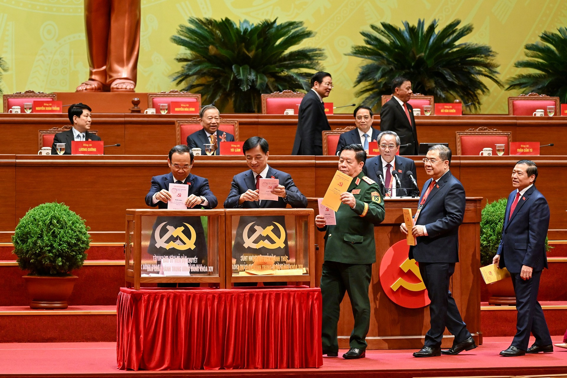 Chiều nay, các đại biểu bỏ phiếu Bầu Ban Chấp hành Trung ương Đảng khóa XIV - ảnh 4