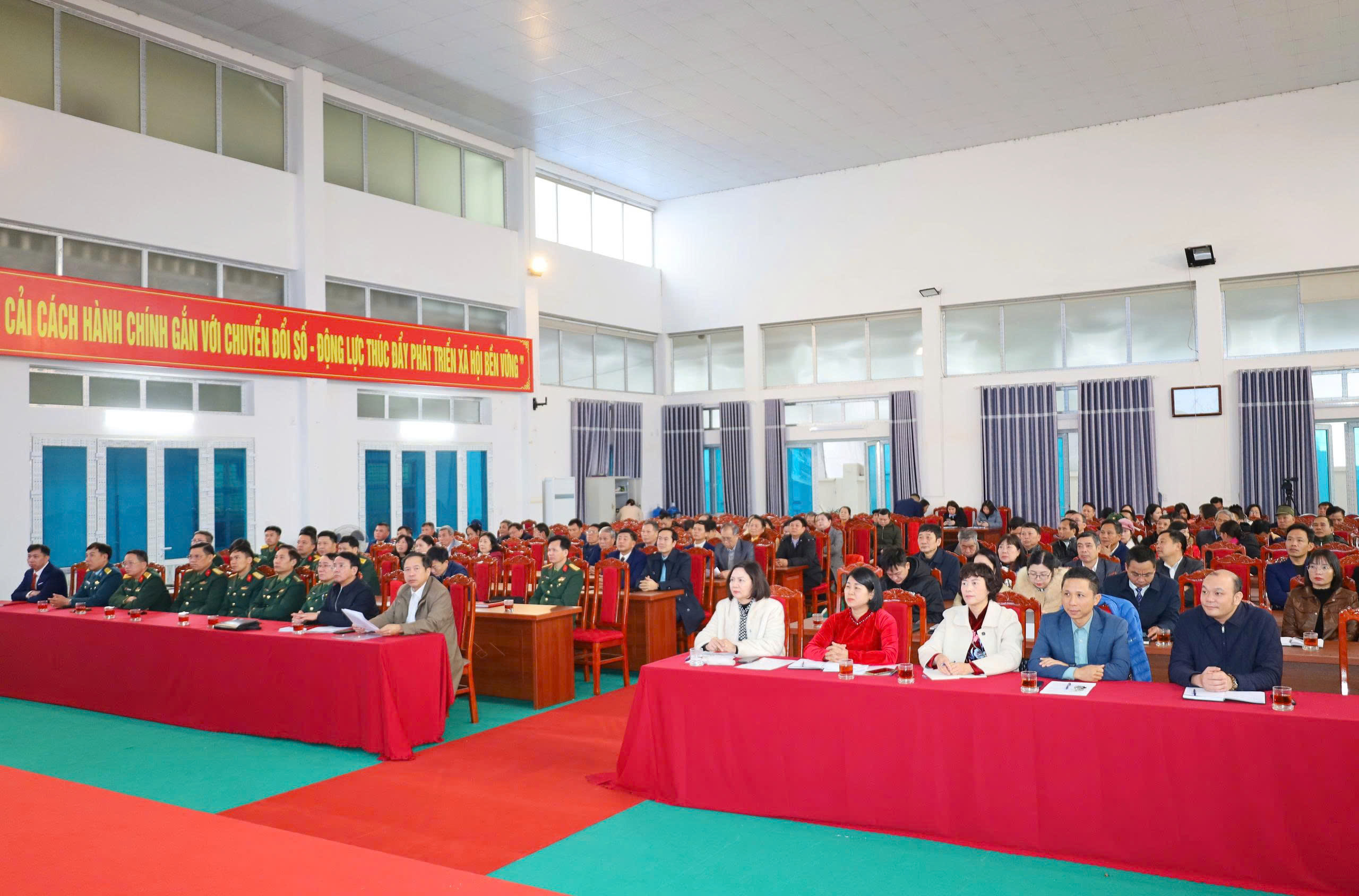 Phường Tùng Thiện khen thưởng 16 tập thể và cá nhân có thành tích xuất sắc trong hoạt động HĐND - ảnh 1