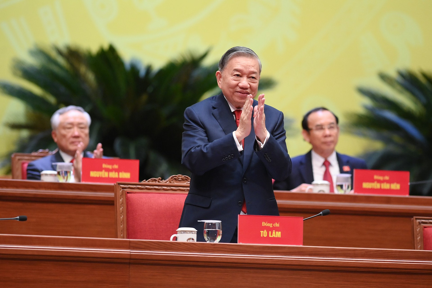 Ban Chấp hành Trung ương Đảng khóa XIV ra mắt Đại hội - ảnh 1