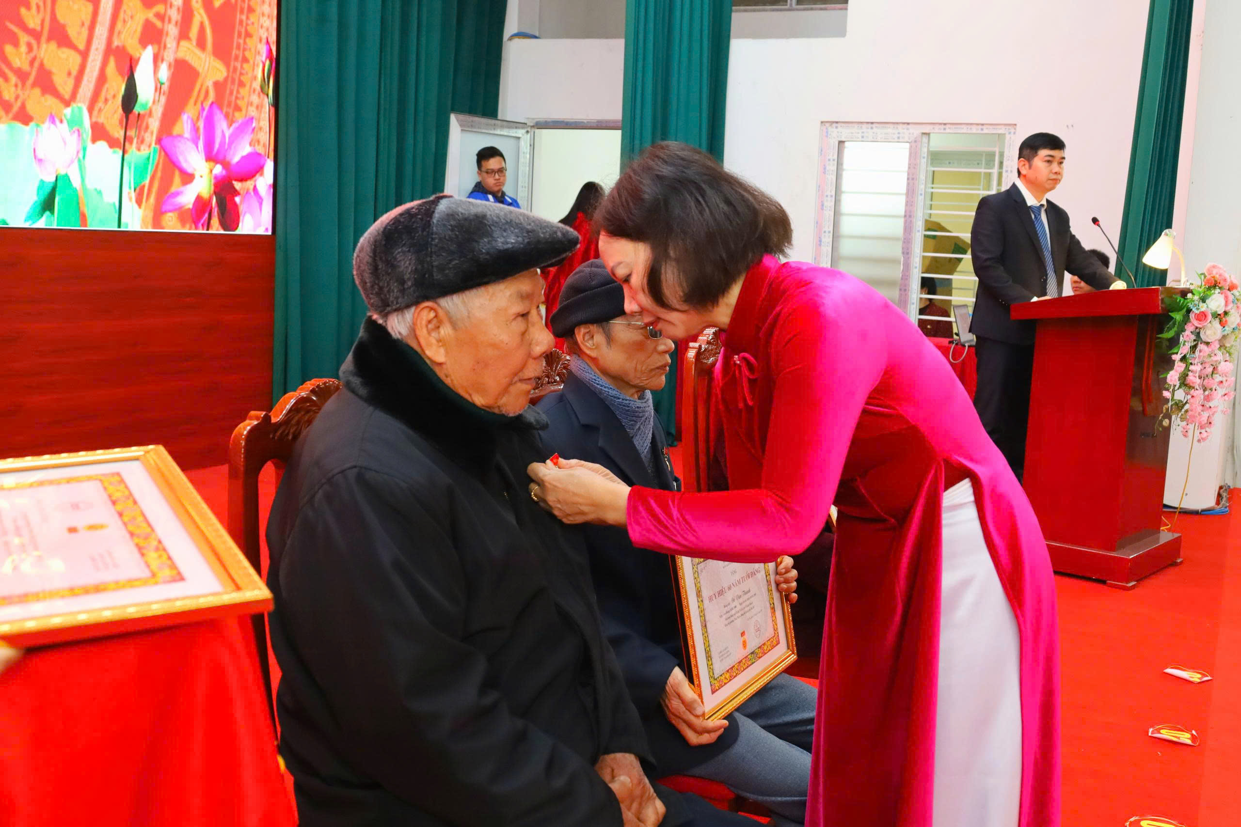 Phường Tùng Thiện: 62 đảng viên được trao tặng, truy tặng  Huy hiệu Đảng  - ảnh 1