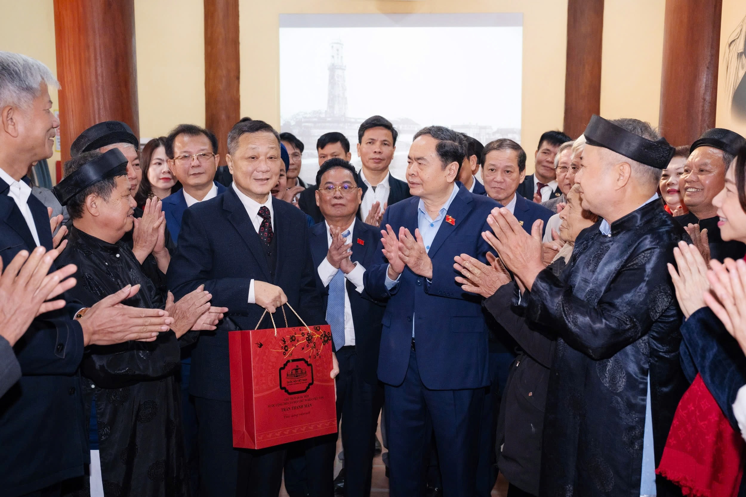 Chủ tịch Quốc hội Trần Thanh Mẫn dâng hương tri ân cụ Bùi Bằng Đoàn, Trưởng Ban Thường trực Quốc hội tại xã Ứng Thiên - ảnh 7