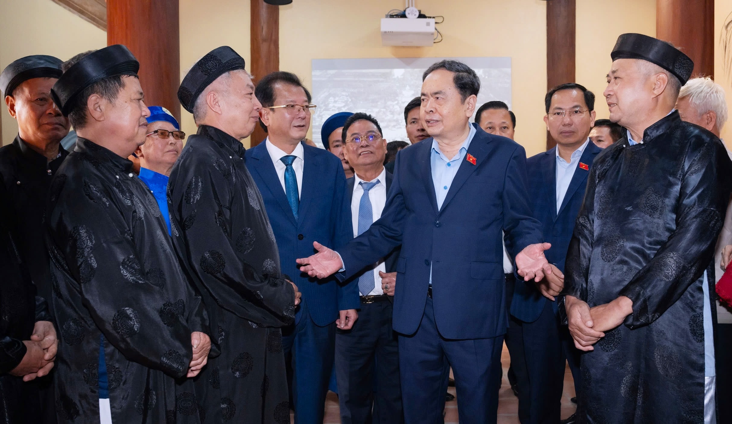 Chủ tịch Quốc hội Trần Thanh Mẫn dâng hương tri ân cụ Bùi Bằng Đoàn, Trưởng Ban Thường trực Quốc hội tại xã Ứng Thiên - ảnh 8