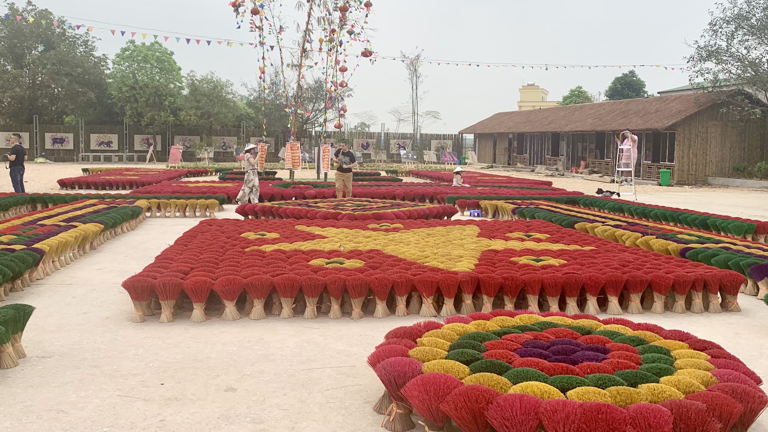 Tối 28/1 sẽ khai mạc Triển lãm sản phẩm, mẫu thiết kế thủ công mỹ nghệ tại xã Ứng Thiên - ảnh 1