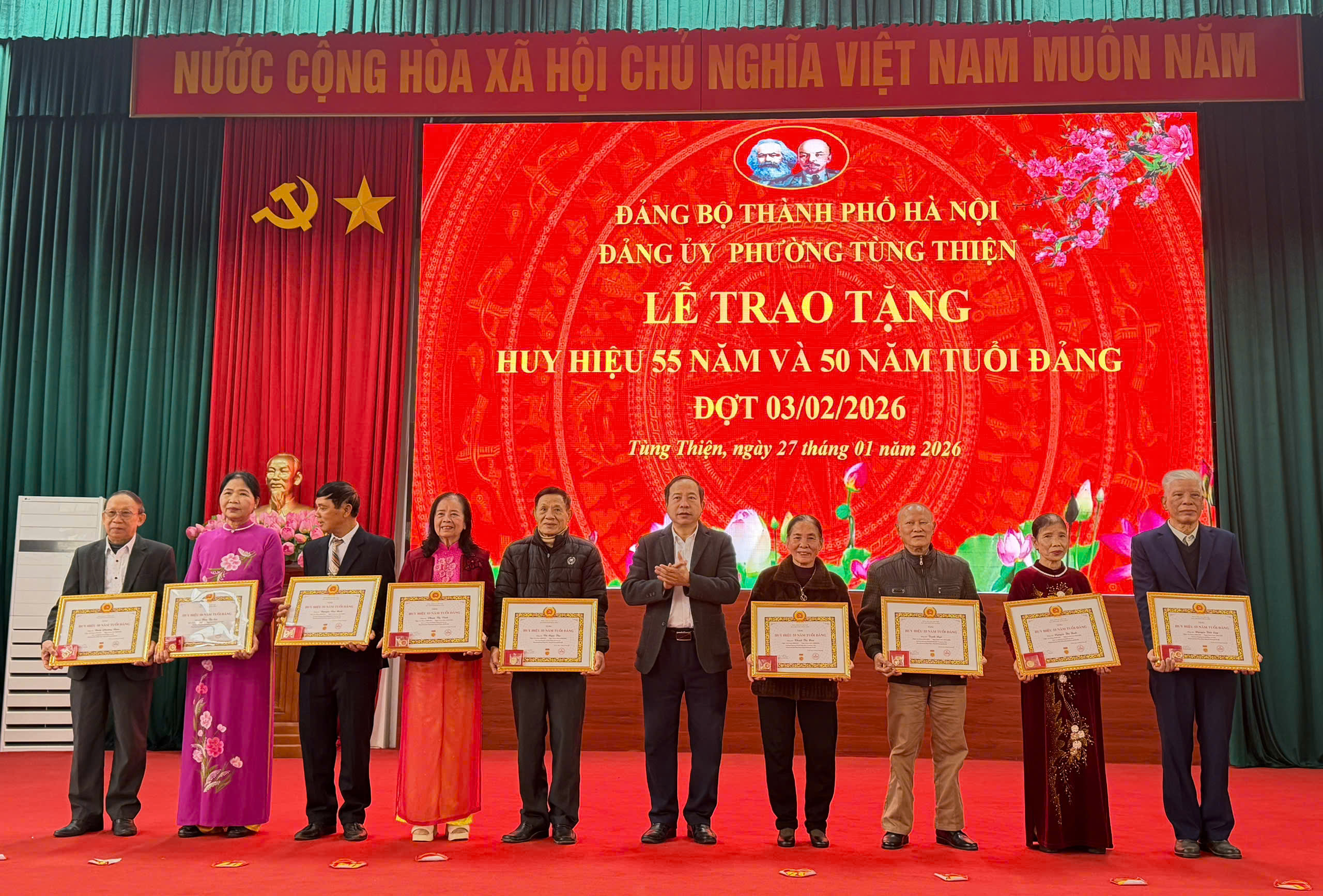 Phường Tùng Thiện: 62 đảng viên được trao tặng, truy tặng  Huy hiệu Đảng  - ảnh 8