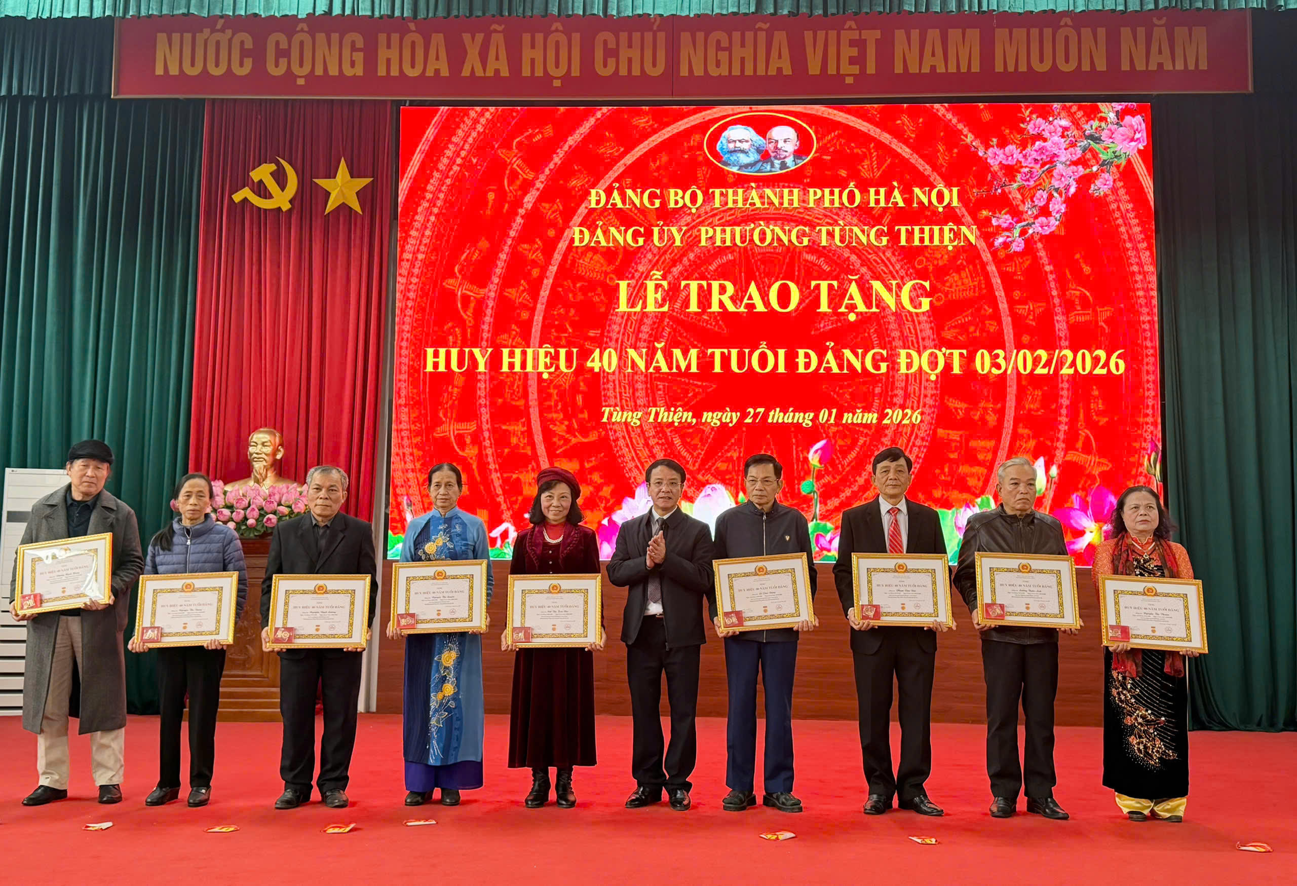 Phường Tùng Thiện: 62 đảng viên được trao tặng, truy tặng  Huy hiệu Đảng  - ảnh 10