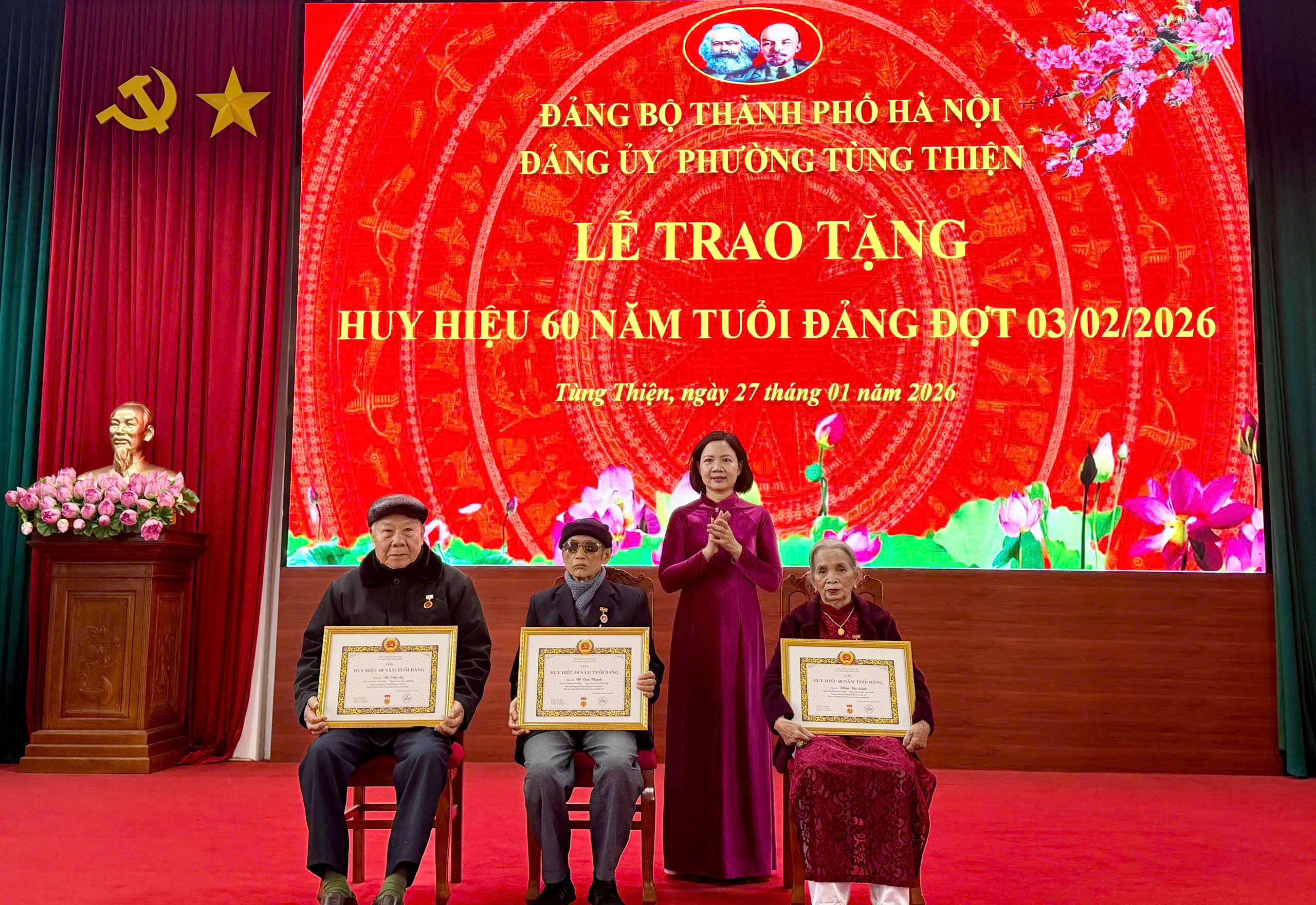 Phường Tùng Thiện: 62 đảng viên được trao tặng, truy tặng  Huy hiệu Đảng  - ảnh 2