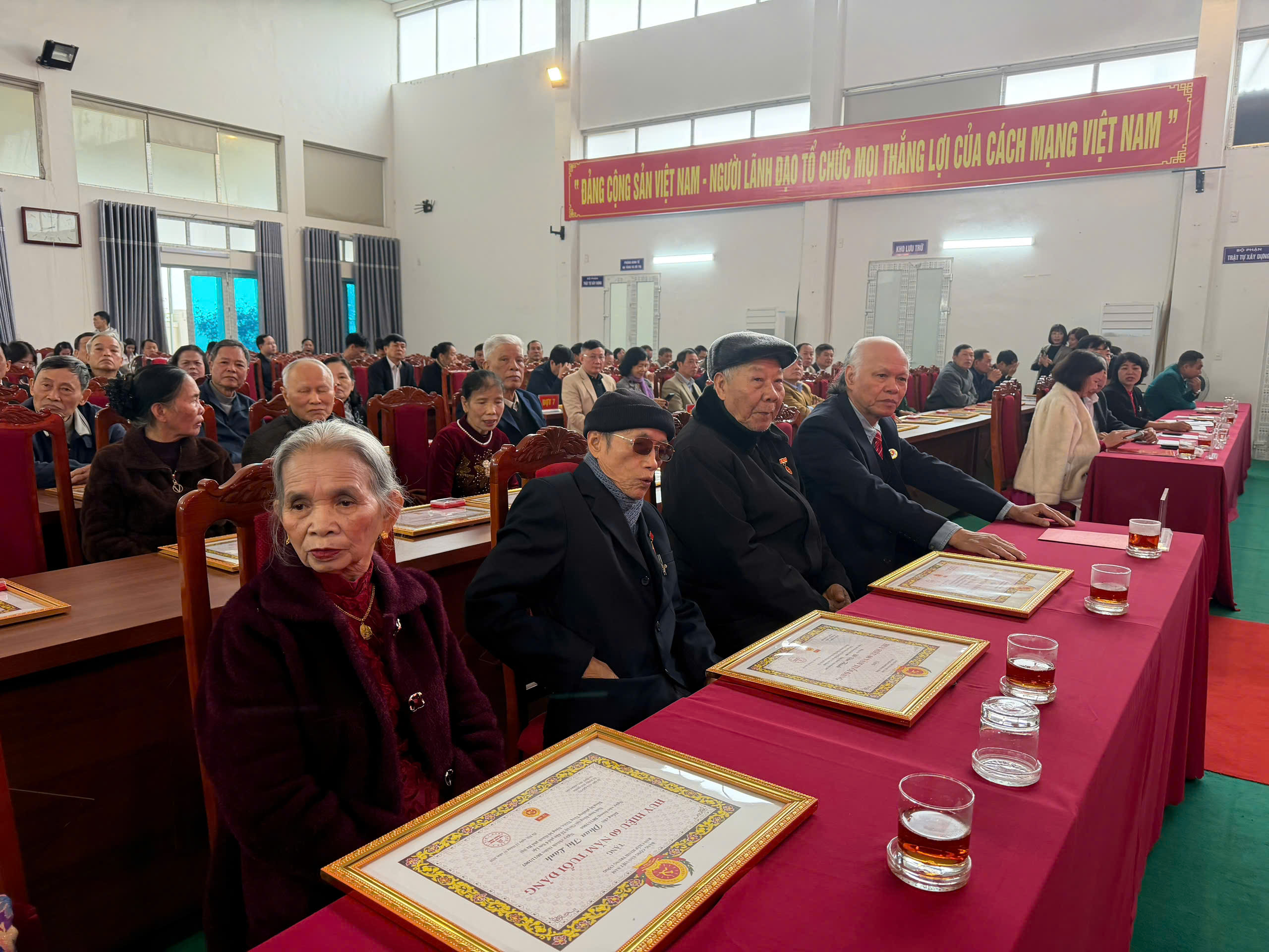 Phường Tùng Thiện: 62 đảng viên được trao tặng, truy tặng  Huy hiệu Đảng  - ảnh 3