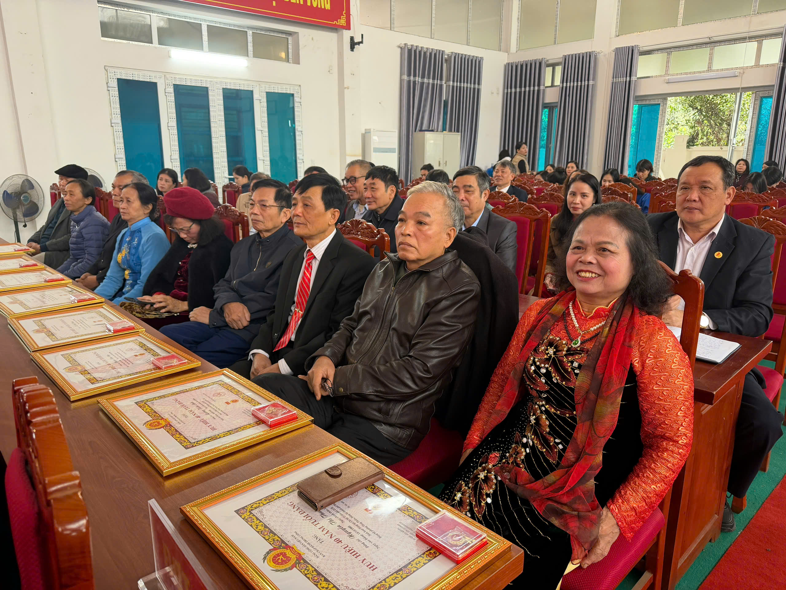 Phường Tùng Thiện: 62 đảng viên được trao tặng, truy tặng  Huy hiệu Đảng  - ảnh 4