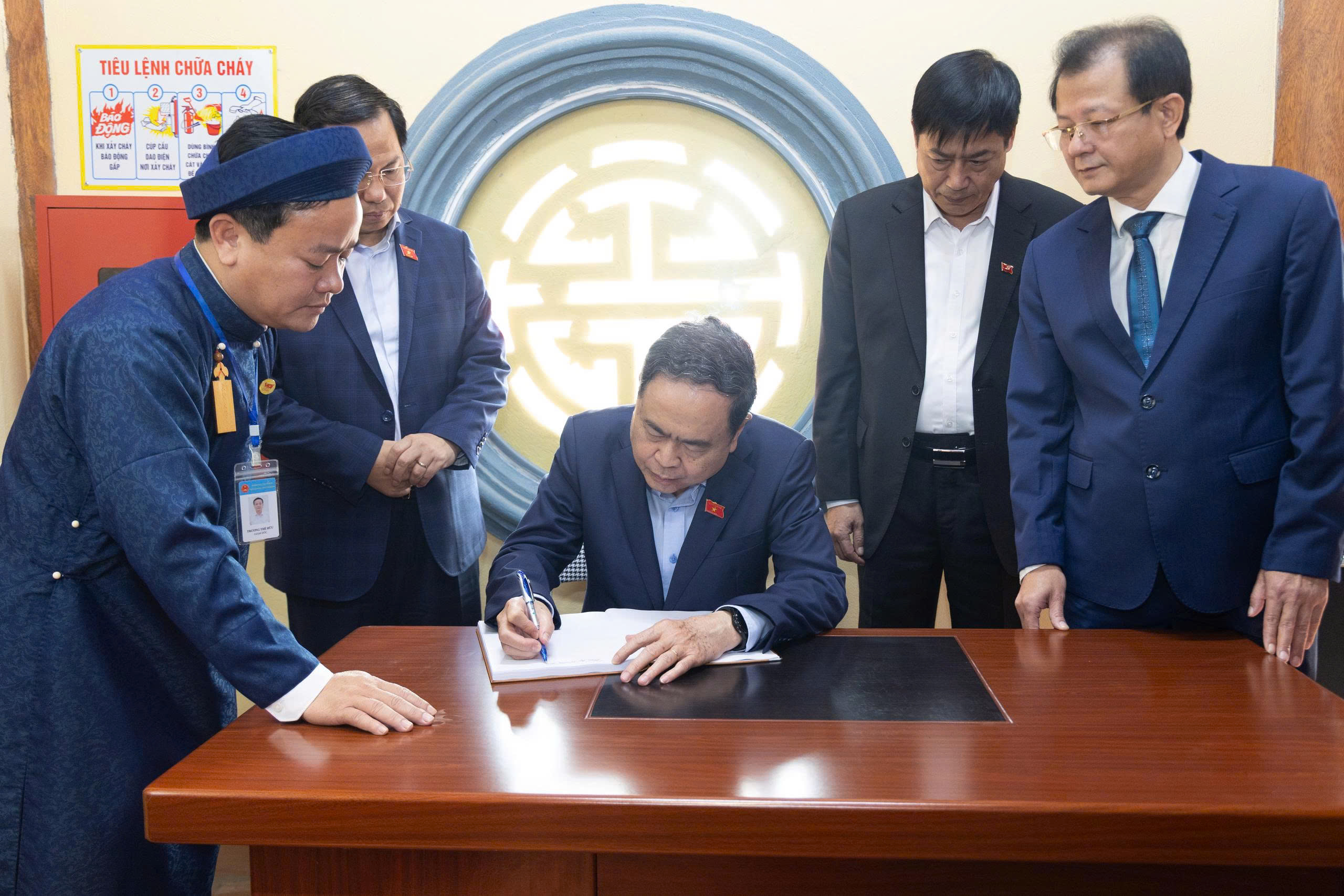 Chủ tịch Quốc hội Trần Thanh Mẫn dâng hương tri ân cụ Bùi Bằng Đoàn, Trưởng Ban Thường trực Quốc hội tại xã Ứng Thiên - ảnh 3