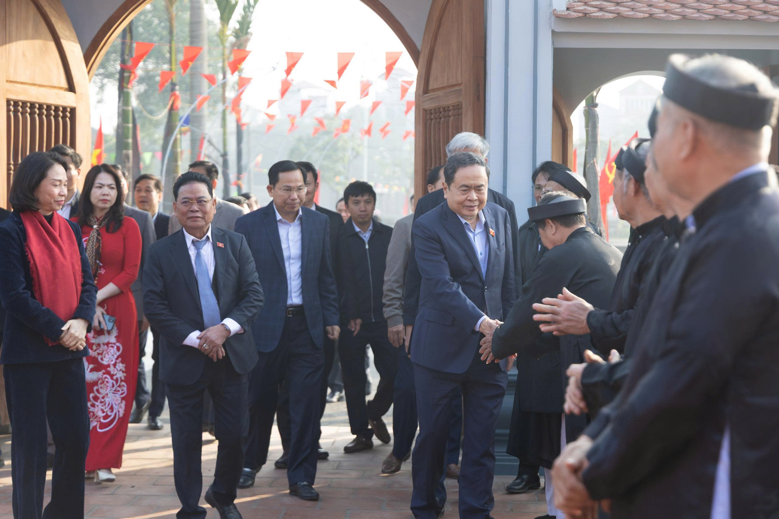 Chủ tịch Quốc hội Trần Thanh Mẫn dâng hương tri ân cụ Bùi Bằng Đoàn, Trưởng Ban Thường trực Quốc hội tại xã Ứng Thiên - ảnh 4