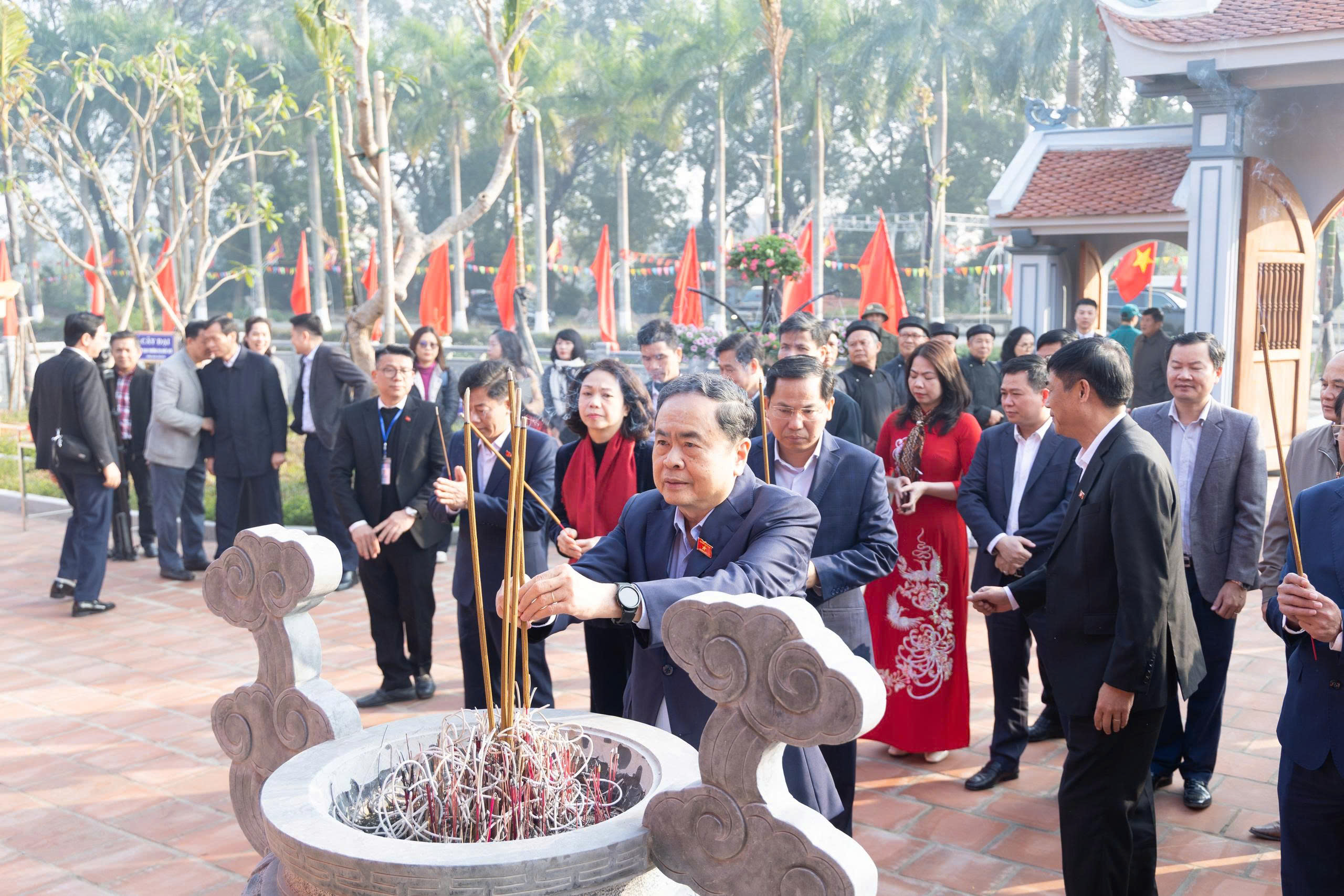 Chủ tịch Quốc hội Trần Thanh Mẫn dâng hương tri ân cụ Bùi Bằng Đoàn, Trưởng Ban Thường trực Quốc hội tại xã Ứng Thiên - ảnh 1