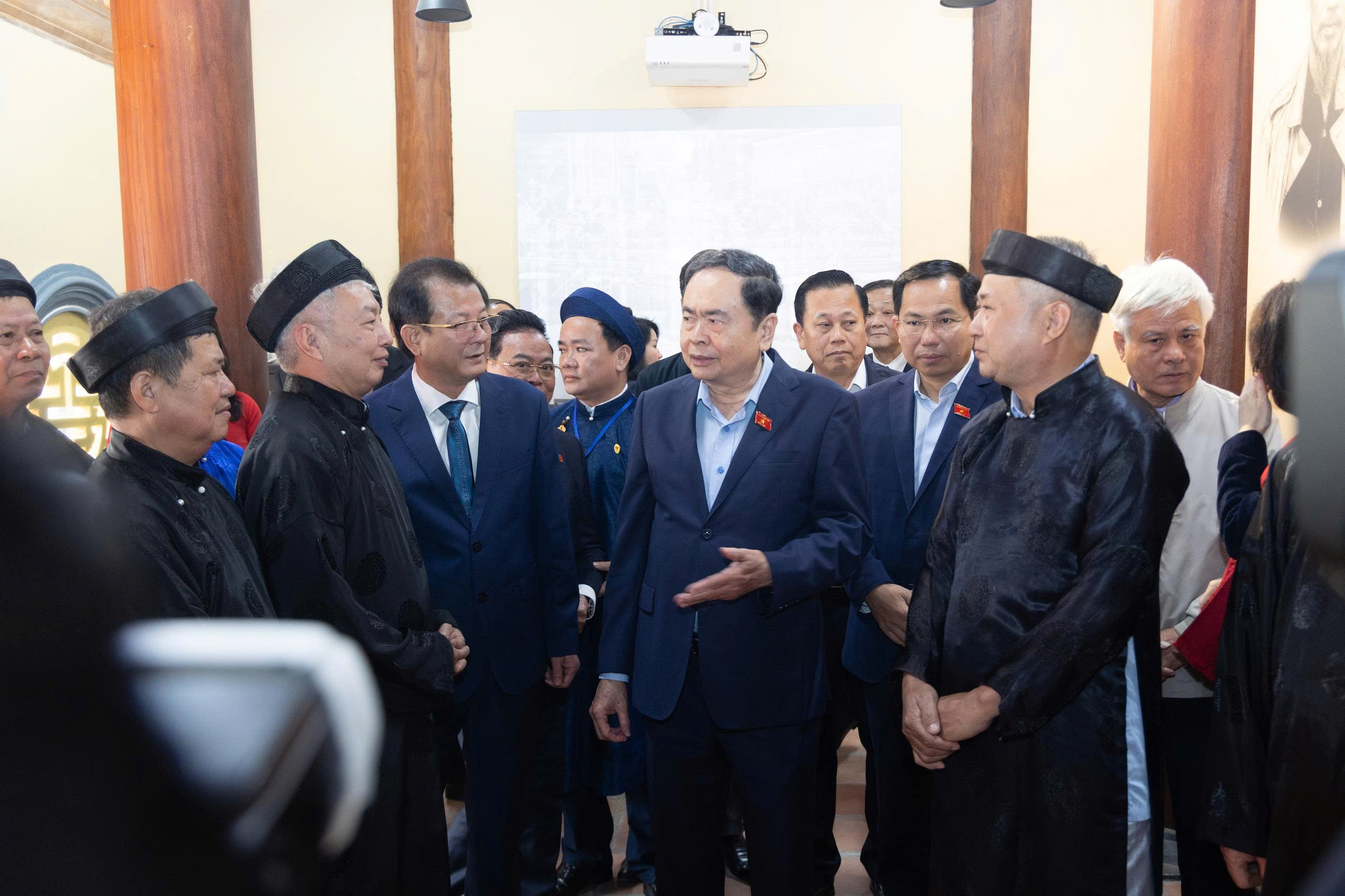 Chủ tịch Quốc hội Trần Thanh Mẫn dâng hương tri ân cụ Bùi Bằng Đoàn, Trưởng Ban Thường trực Quốc hội tại xã Ứng Thiên - ảnh 6