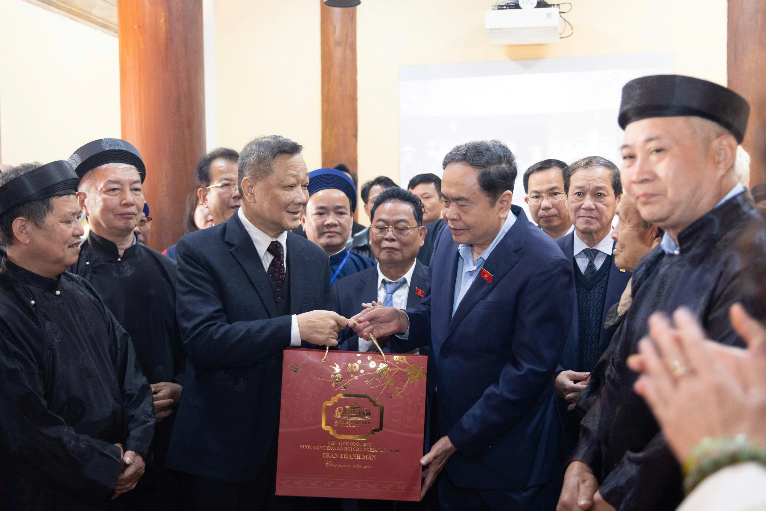 Chủ tịch Quốc hội Trần Thanh Mẫn dâng hương tri ân cụ Bùi Bằng Đoàn, Trưởng Ban Thường trực Quốc hội tại xã Ứng Thiên - ảnh 5