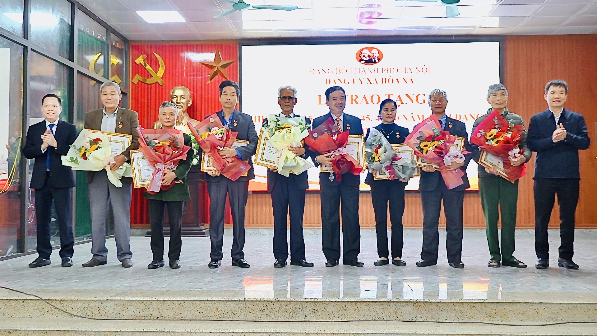 Xã Hoà Xá trao Huy hiệu Đảng cho 33 đảng viên tiêu biểu - ảnh 7