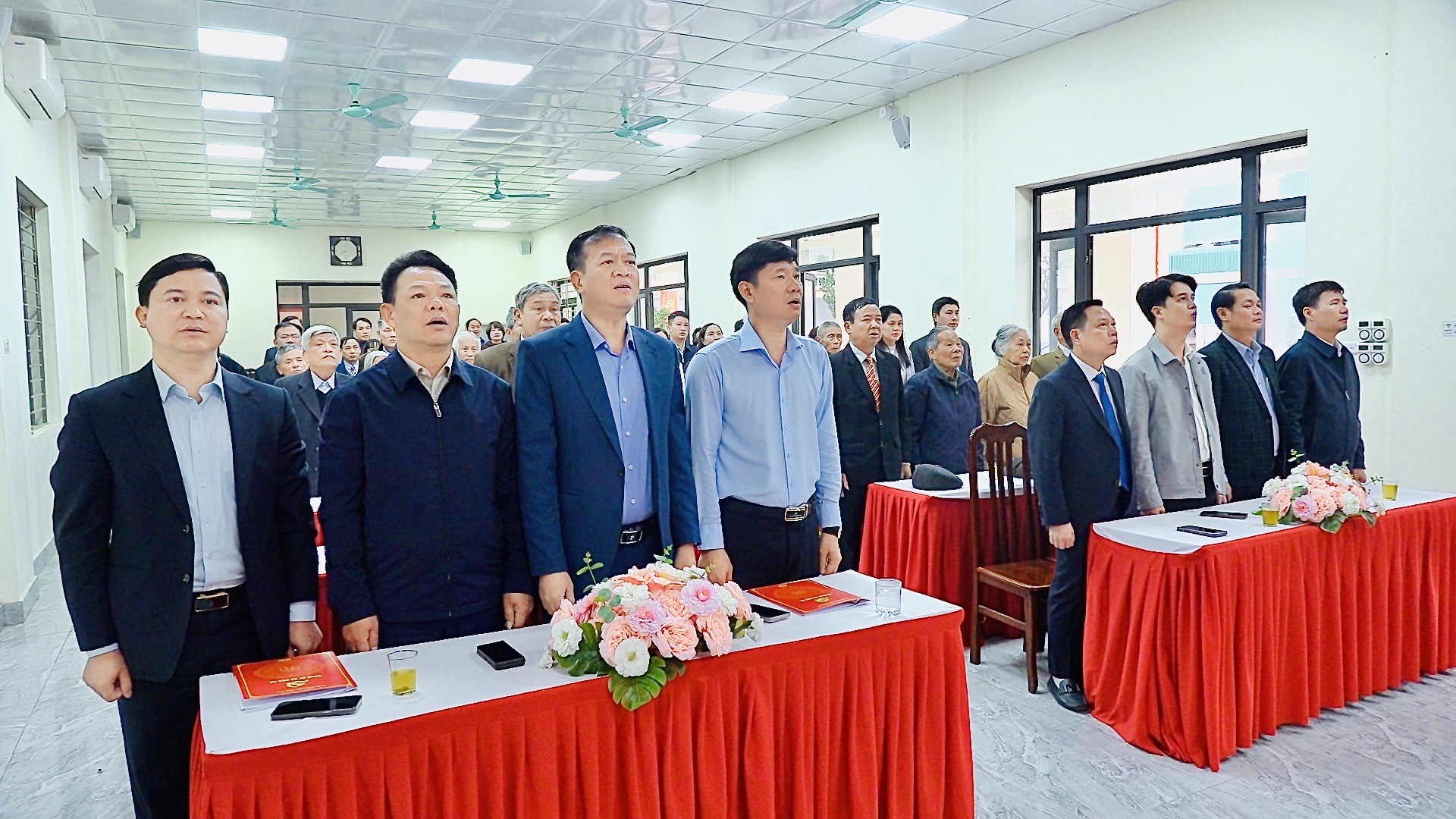 Xã Hoà Xá trao Huy hiệu Đảng cho 33 đảng viên tiêu biểu - ảnh 1