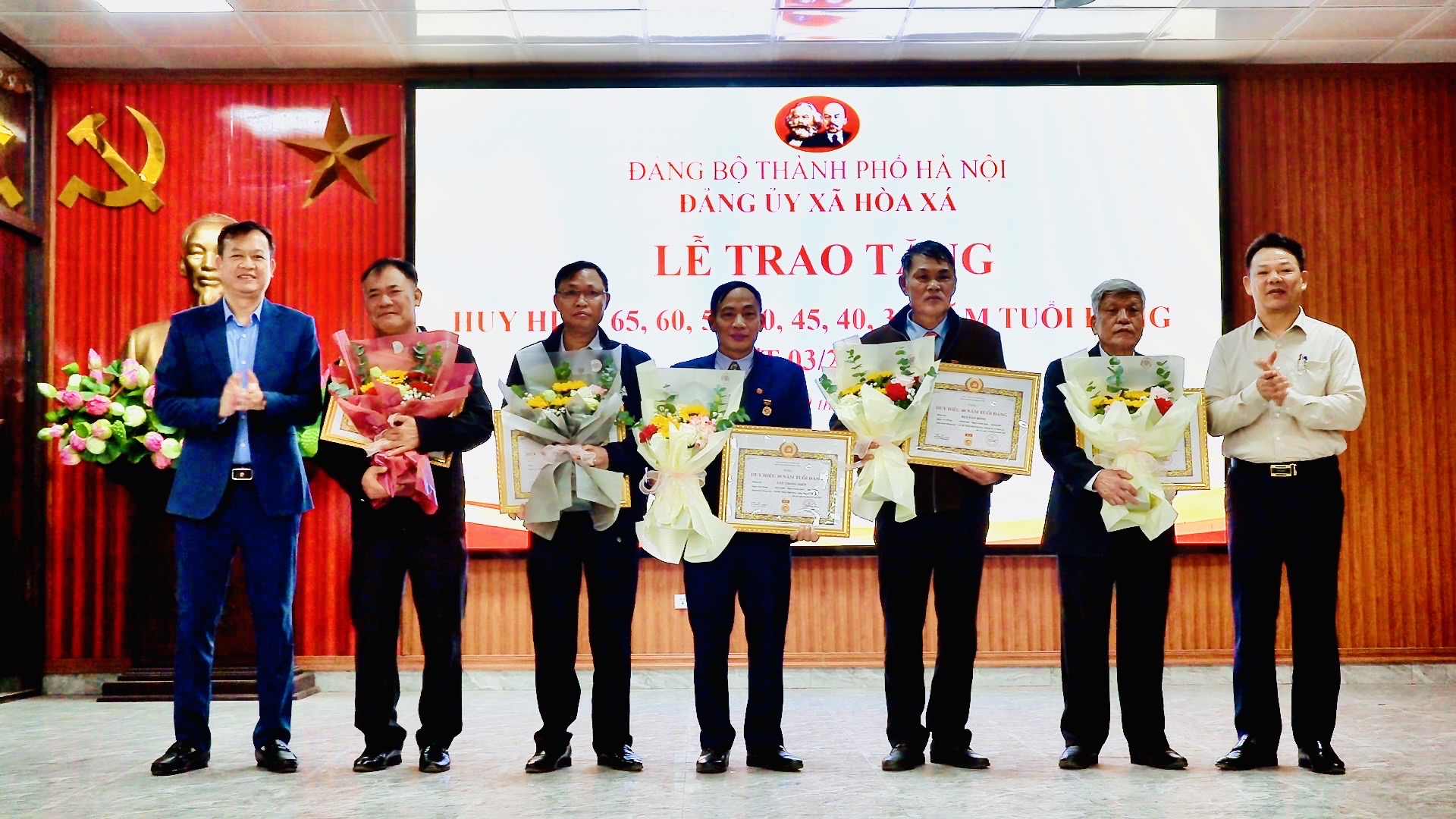 Xã Hoà Xá trao Huy hiệu Đảng cho 33 đảng viên tiêu biểu - ảnh 4